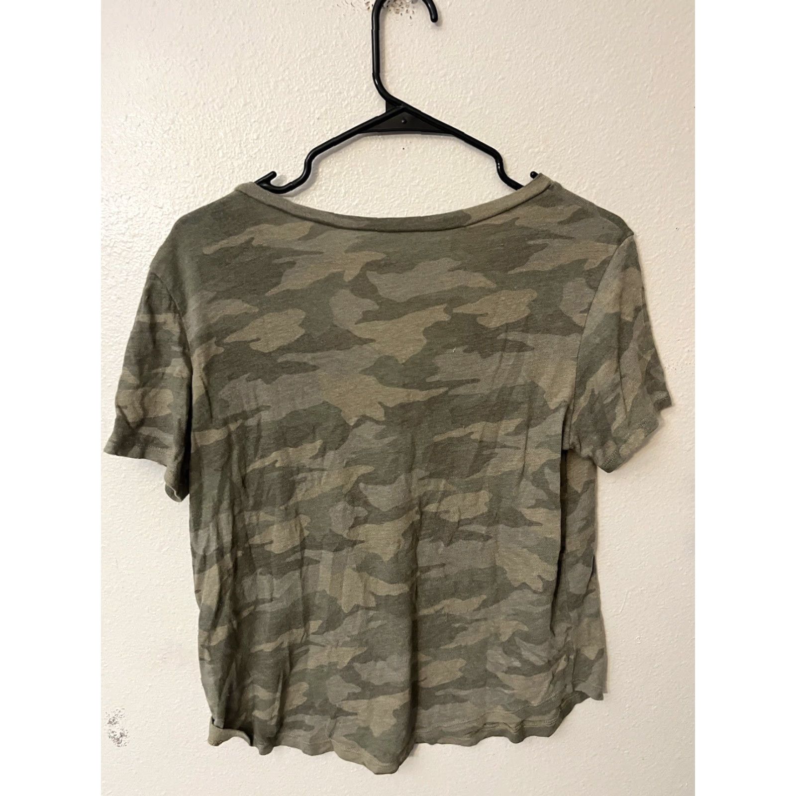 American Eagle Outfitters VINTAGE American Eagle Outfitters Women's T-Shirt Casual Short Sleeve V-Neck Camouflage Green Size M Size M / US 6-8 / IT 42-44 - 3 Thumbnail