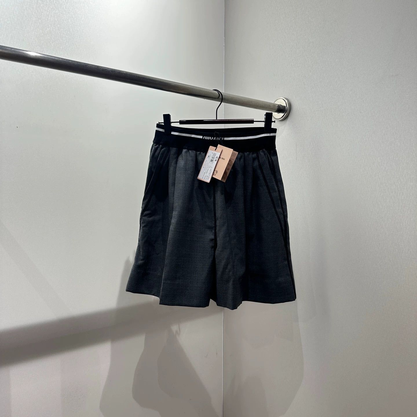 Miu Miu MIU MIU feb476 logo elastic waist wool shorts 38 Size 26" / US 2 / IT 38 - 1 Thumbnail