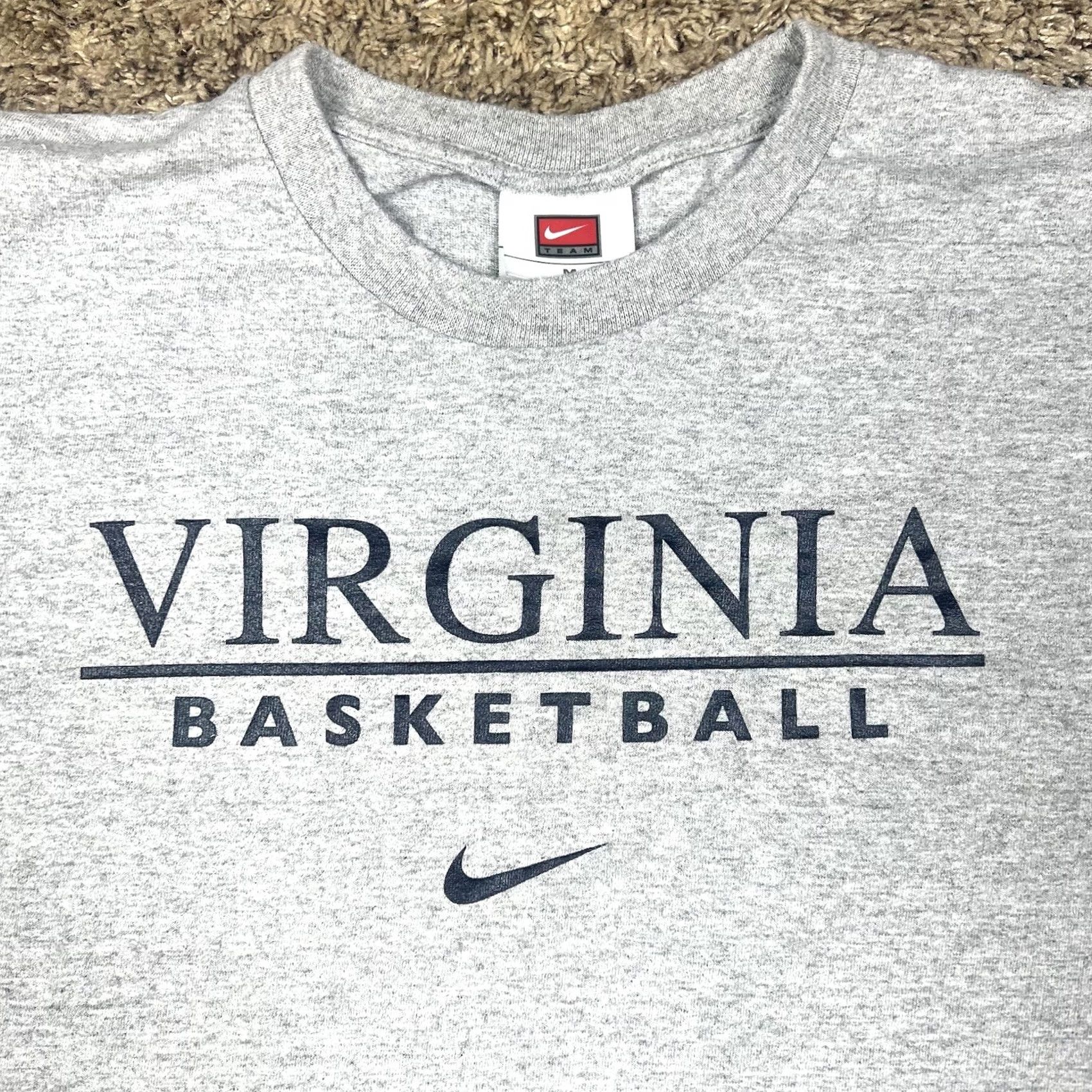 Nike VINTAGE Nike Virginia Basketball Front Spellout Graphic T-Shirt Medium Mens Gray Crew Neck Short Sleeve Size US M / EU 48-50 / 2 - 4 Thumbnail