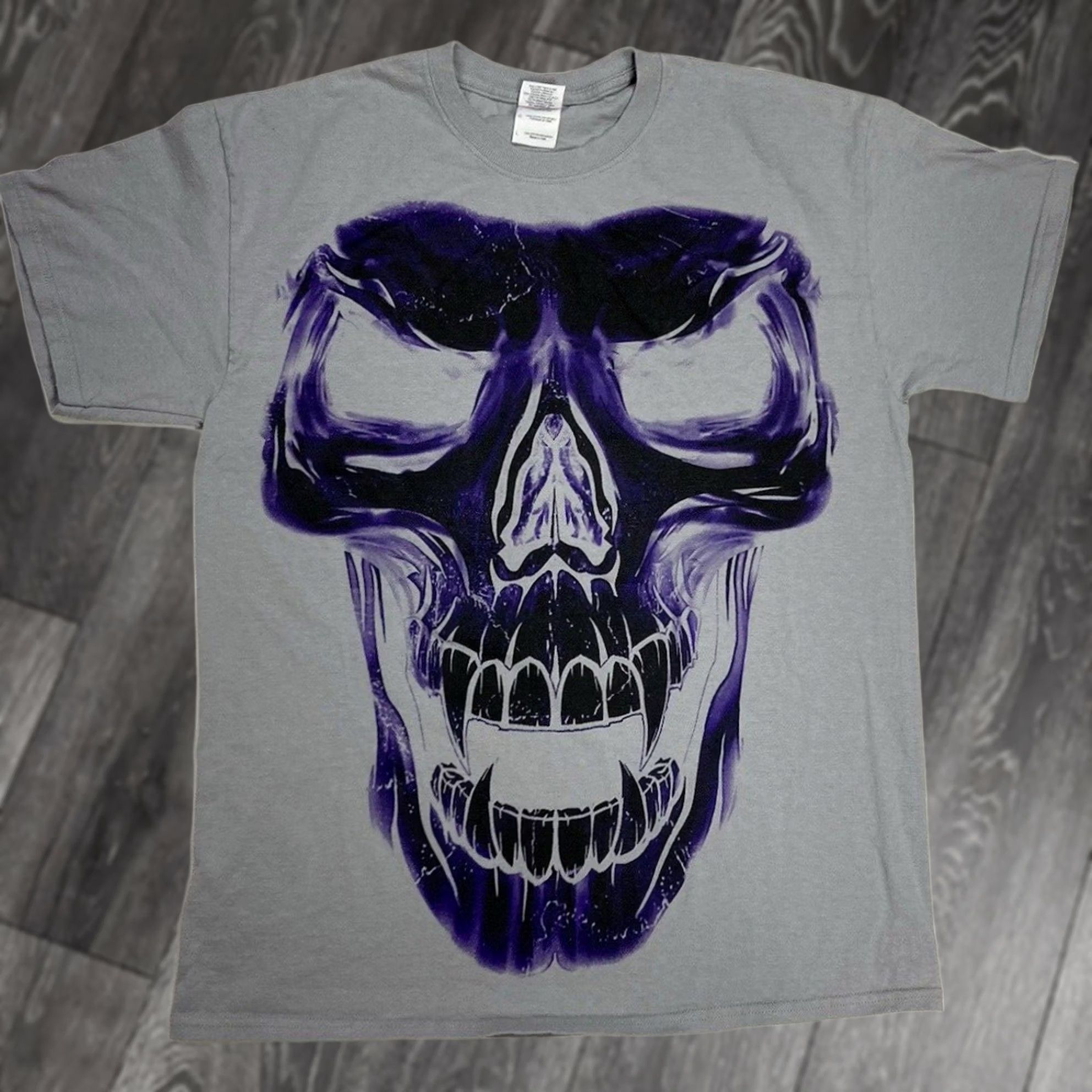 Gildan VINTAGE Skull Vampire Graphic T-shirt Men Large Gray Logo Purple Big Print Short Sleeve Size US L / EU 52-54 / 3 - 1 Thumbnail
