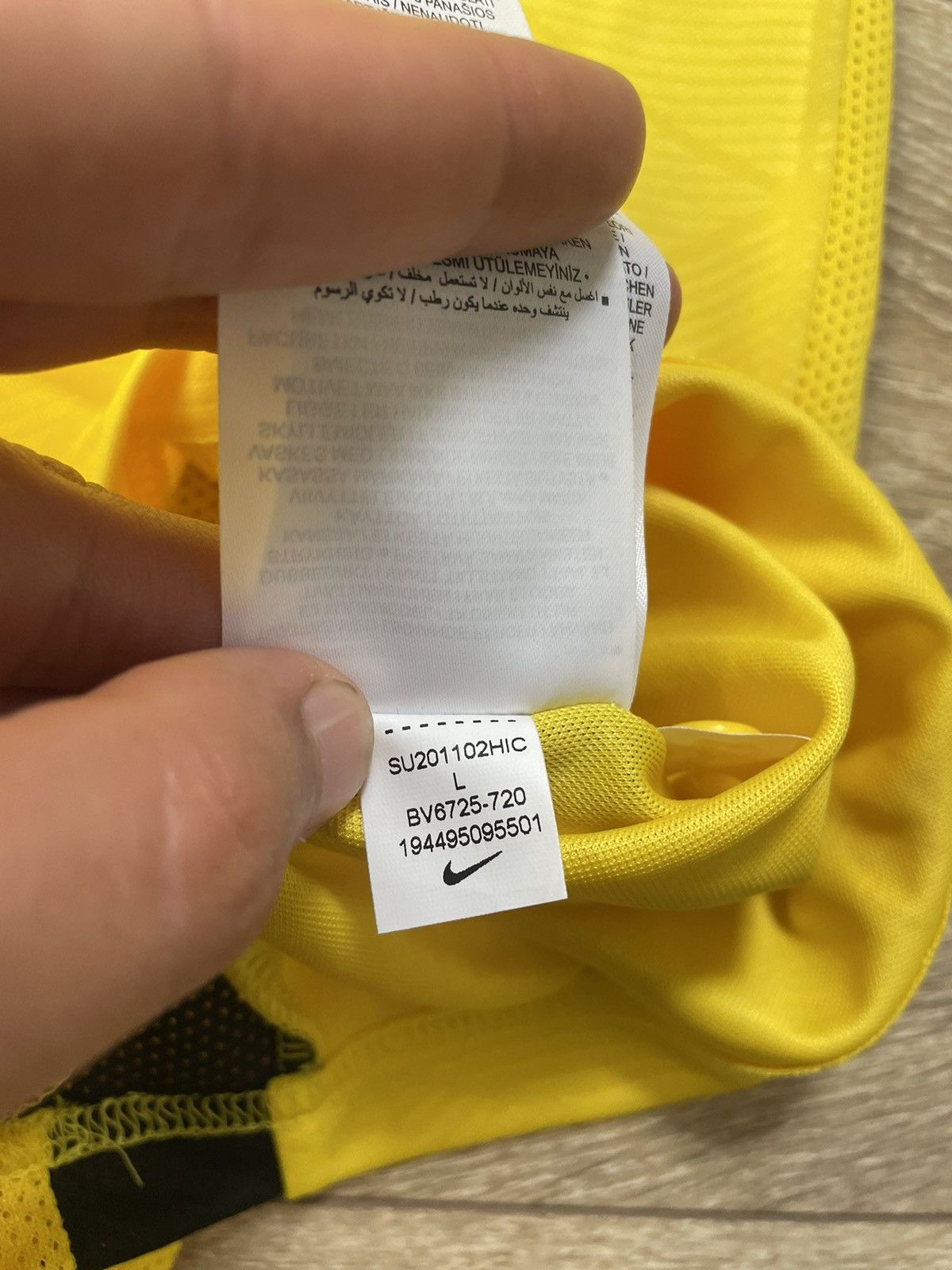 Nike YOUNG BOYS 2020/2021 HOME FOOTBALL SHIRT NIKE SOCCER JERSEY Size US L / EU 52-54 / 3 - 8 Thumbnail