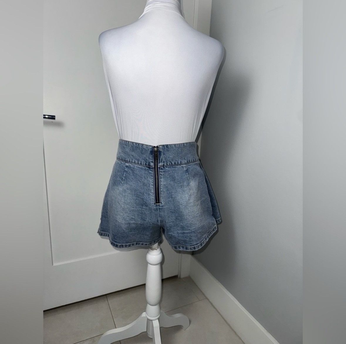 Alice + Olivia Alice + Olivia Noah Denim Pleated Skort/ Size 26 Size 26" / US 2 / IT 38 - 9 Thumbnail