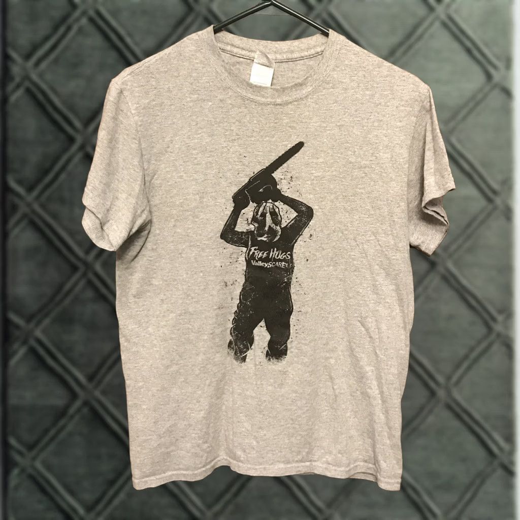 Gildan ValleyFair Valley Scare Haunt Free Hugs chainsaw Hallow gray T- Shirt Sz S Size US S / EU 44-46 / 1 - 1 Thumbnail