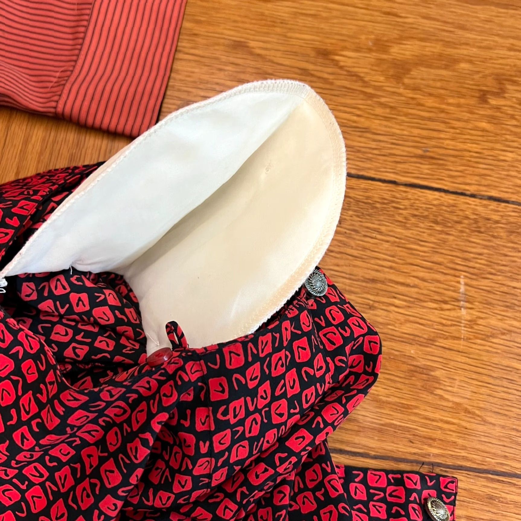 Vintage VINTAGE Diversity Blouse Shirt 16P Red Balloon Sleeve Shoulder Pads Geometric 80s Designer Womens Size XXL / US 16-18 / IT 52-54 - 7 Thumbnail