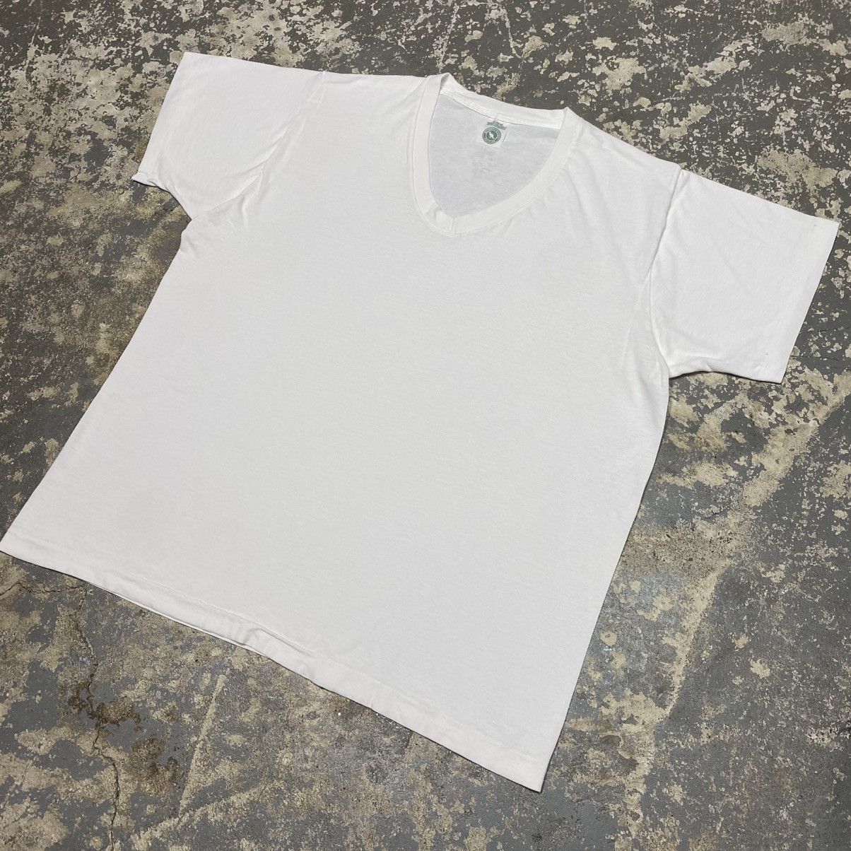 Vintage Vintage White V Neck Blank 80s Single Stitch Tshirt Size US XL / EU 56 / 4 - 2 Thumbnail