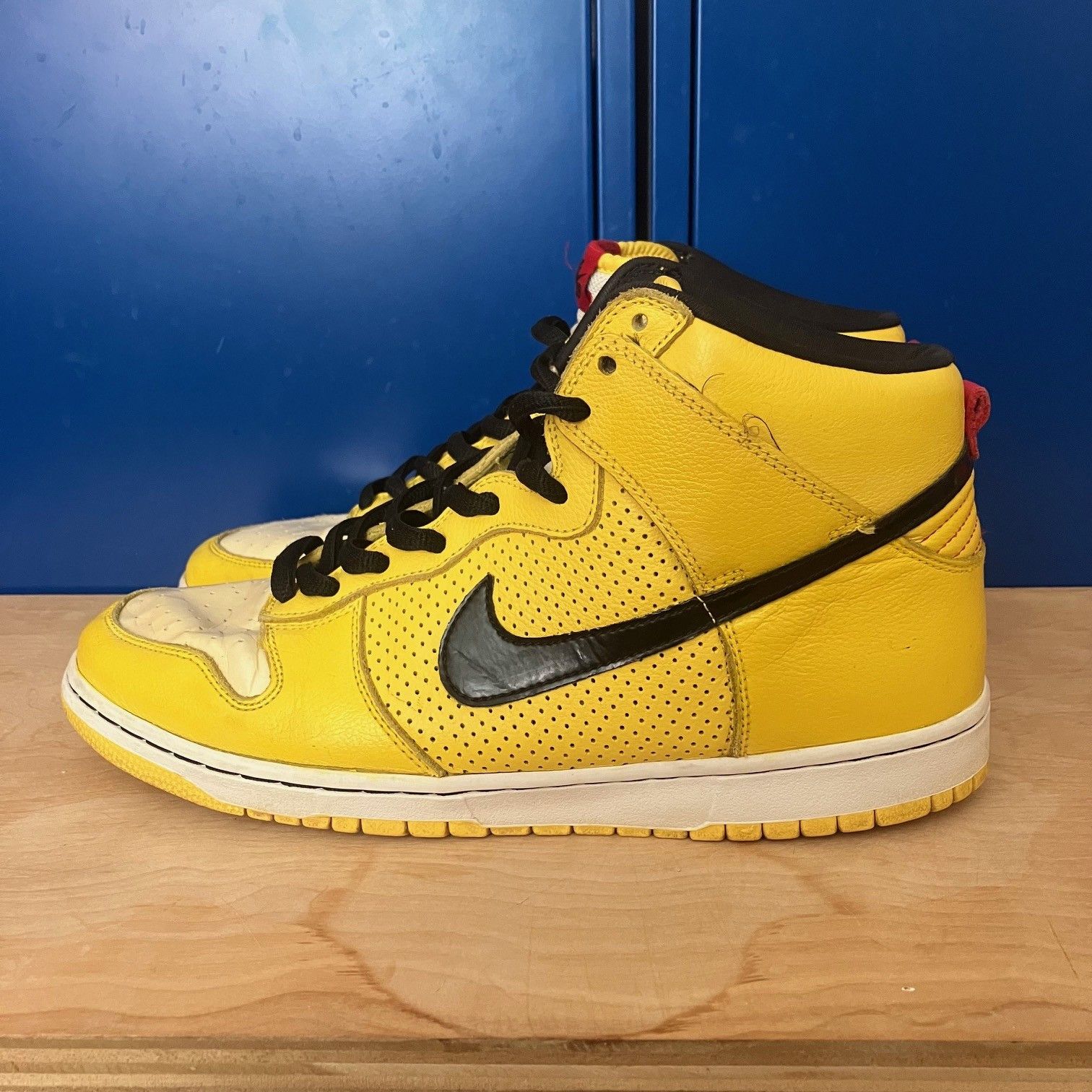 Nike sb dunk high yellow black best sale