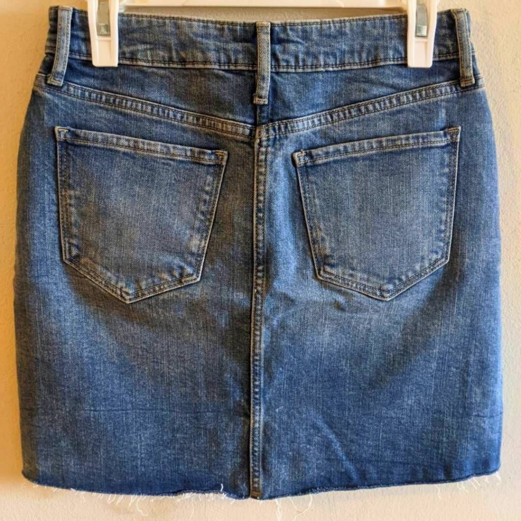 Old Navy Old Navy Women's Size 2 Denim Mini Skirt Medium Wash Raw Hem Size 26" / US 2 / IT 38 - 2 Thumbnail