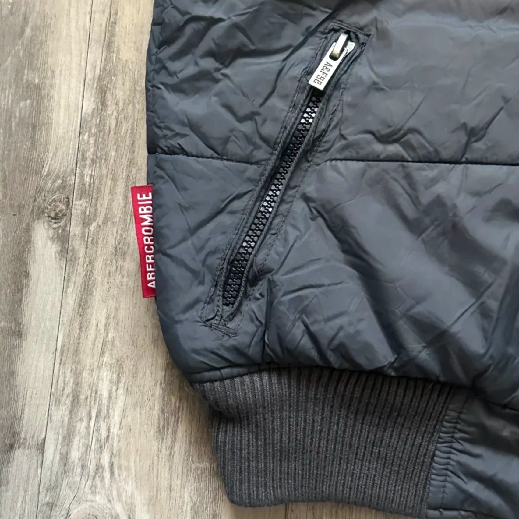 Abercrombie & Fitch VINTAGE Abercrombie & Fitch Vest Puffer Nylon Gray Size S Mens Down vest Size US S / EU 44-46 / 1 - 2 Thumbnail
