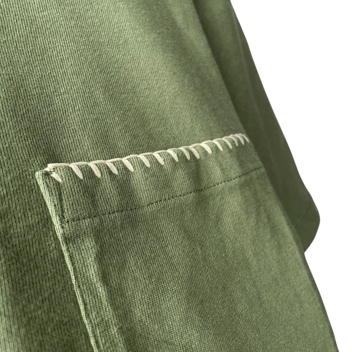 JW Anderson × Uniqlo Uniqlo Japan X JW Anderson Olive Basic Pocket Tee Size US XL / EU 56 / 4 - 4 Thumbnail