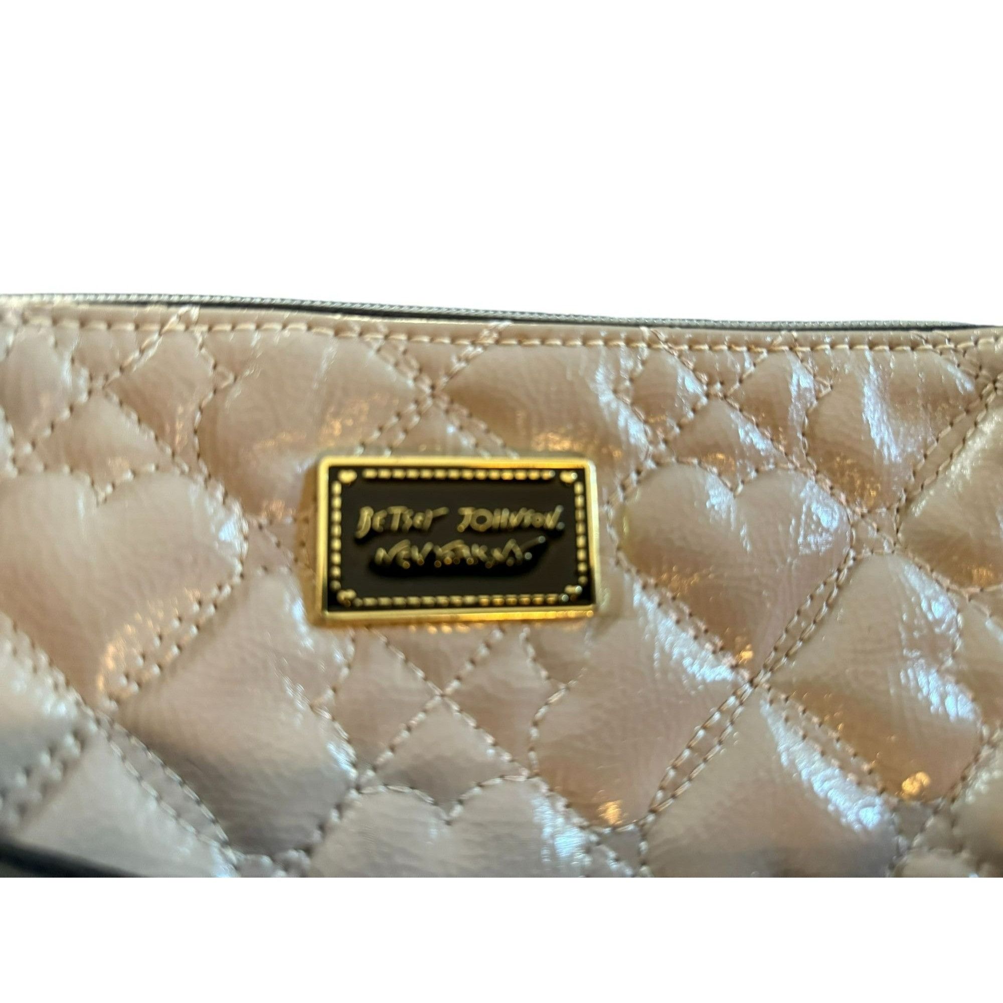 Betsey Johnson Betsey Johnson Quilted Heart Wristlet Beige and Black With P Size ONE SIZE - 2 Thumbnail