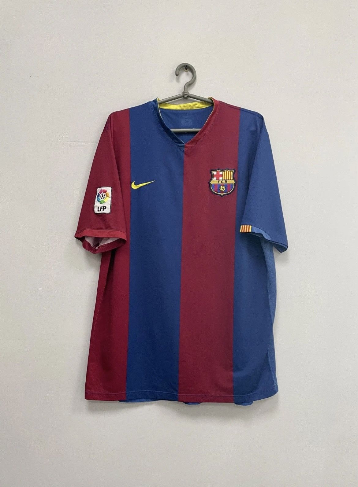 Nike Barcelona 2006/2007 Home Football Shirt Soccer Jersey Nike Size US L / EU 52-54 / 3 - 1 Thumbnail