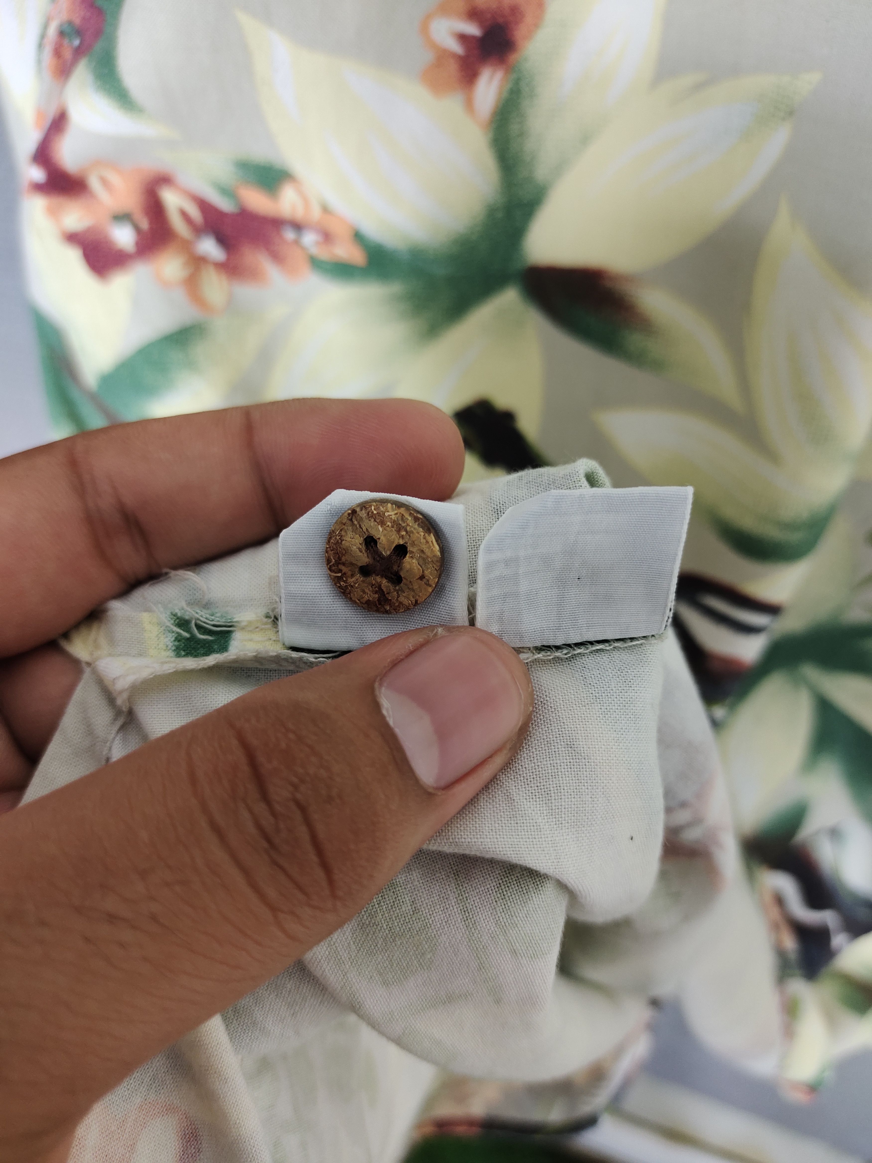 Tommy Bahama 1990s Tommy Bahama Guitar & Flower Printed Hawaiian Shirt Size US M / EU 48-50 / 2 - 12 Thumbnail