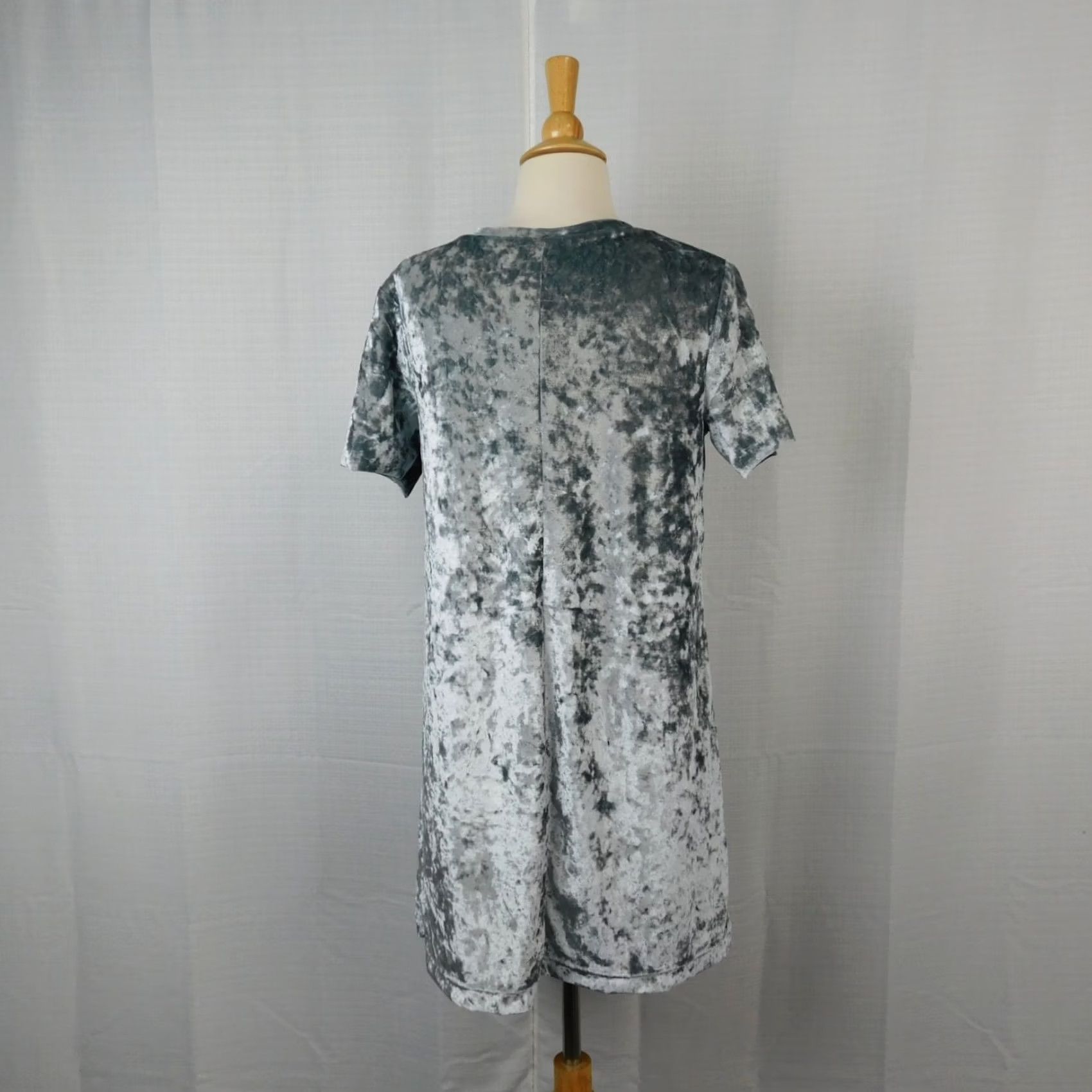 Velvet VINTAGE Short Sleeve Round Neck Crushed Velvet Tunic Dress Gray/Silver, Medium Size 32" / US 10 / IT 46 - 3 Thumbnail