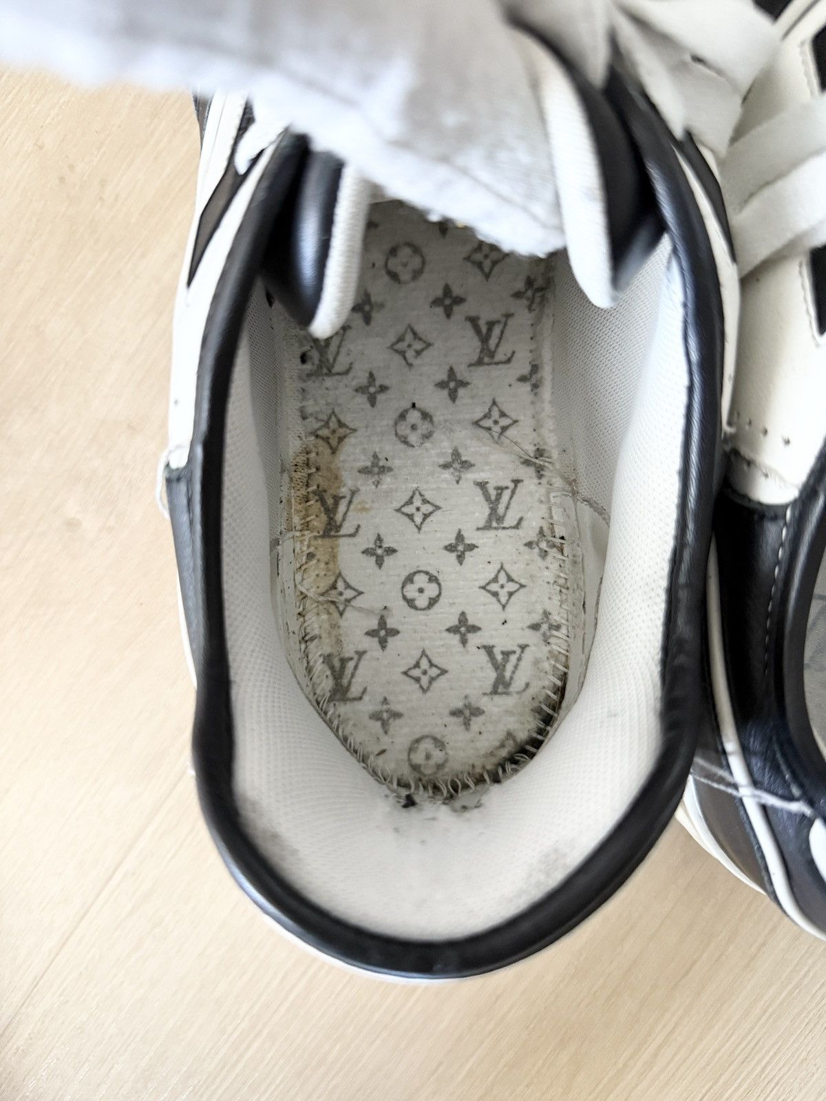 Louis Vuitton STEAL! Louis Vuitton Trainer Virgil Abloh White Black Blue Size US 8.5 / EU 41-42 - 14 Thumbnail