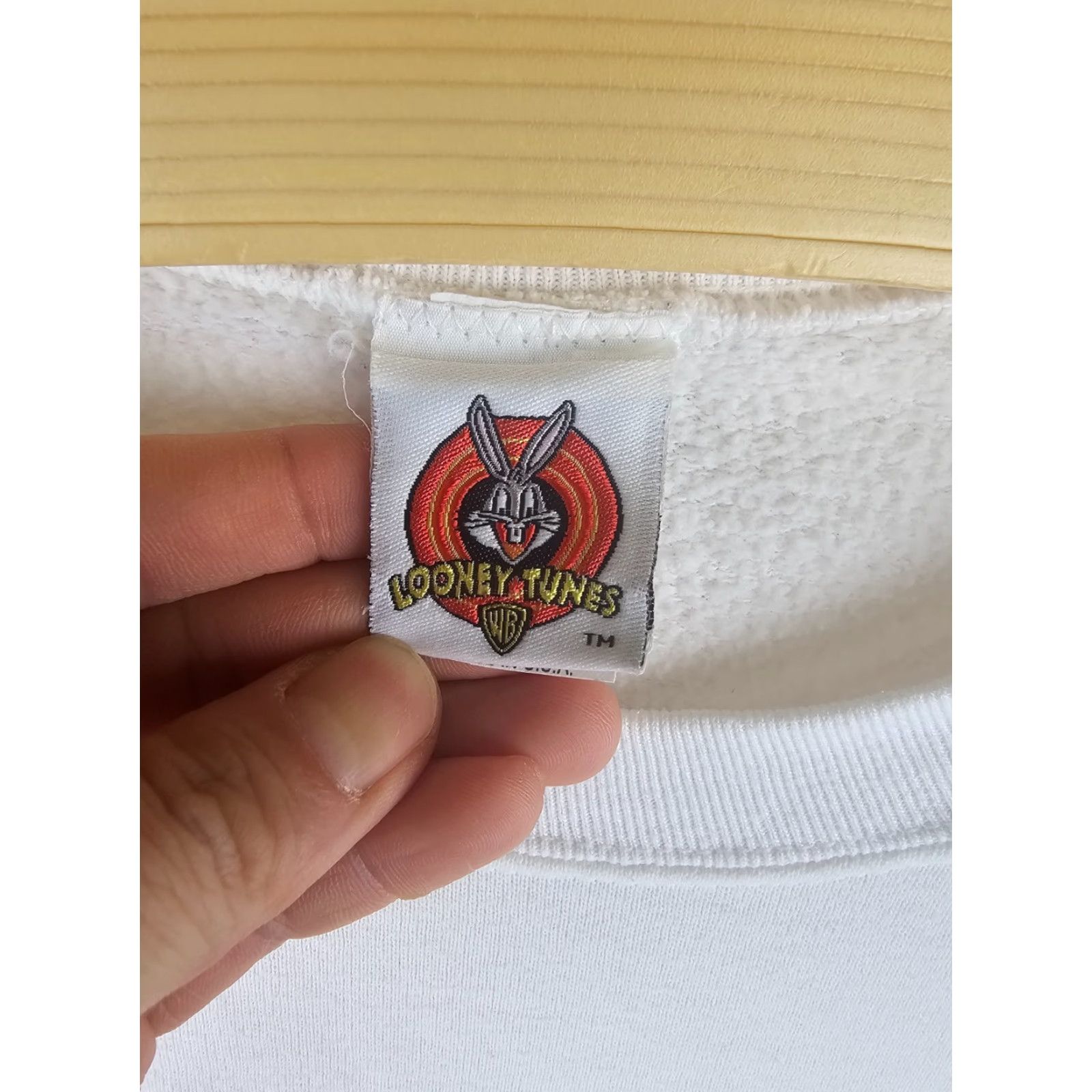 Vintage VINTAGE Looney Tunes Sweatshirt ONE White 2XL Sweatshirt Long Sleeve Pullover Lined Camouflage Detail 90s Era Mens Creeps Size US XXL / EU 58 / 5 - 3 Thumbnail