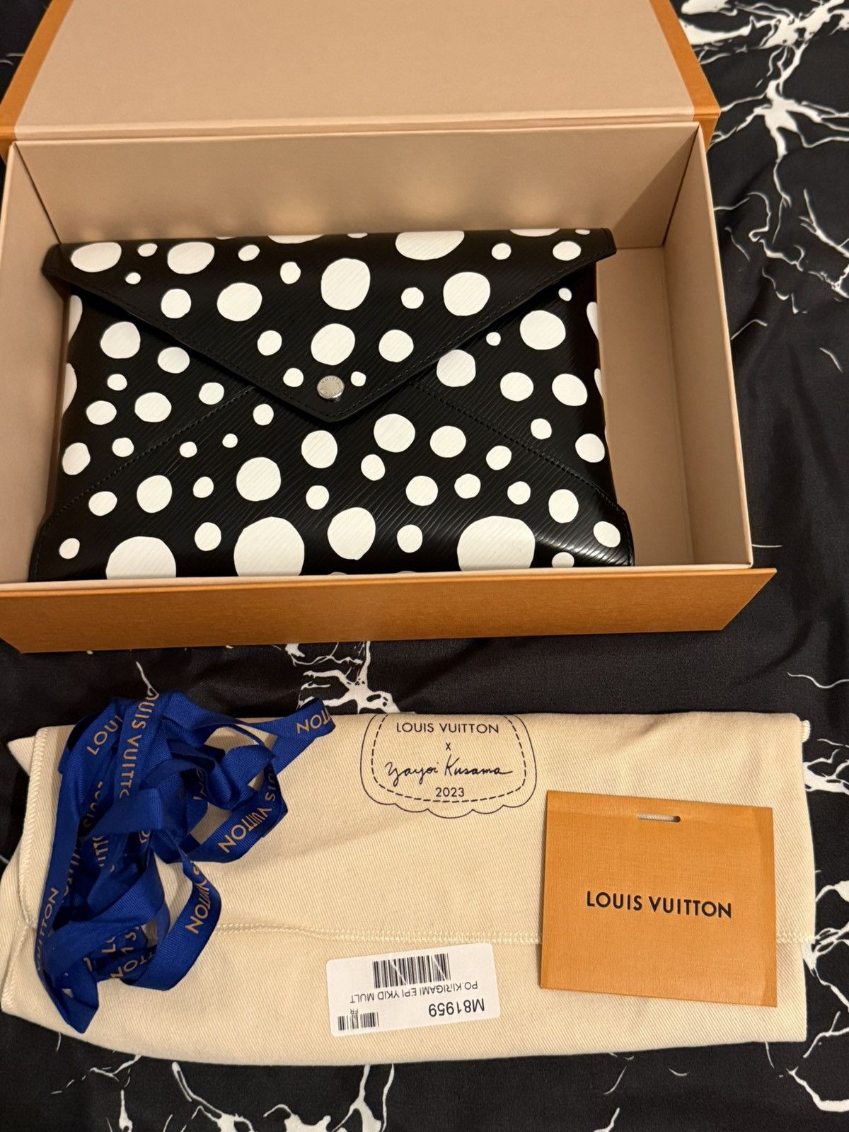 Louis Vuitton × Yayoi Kusama Kirigami Louis Vuitton Yayoi Kusama Dots Black Epi Size ONE SIZE - 3 Thumbnail
