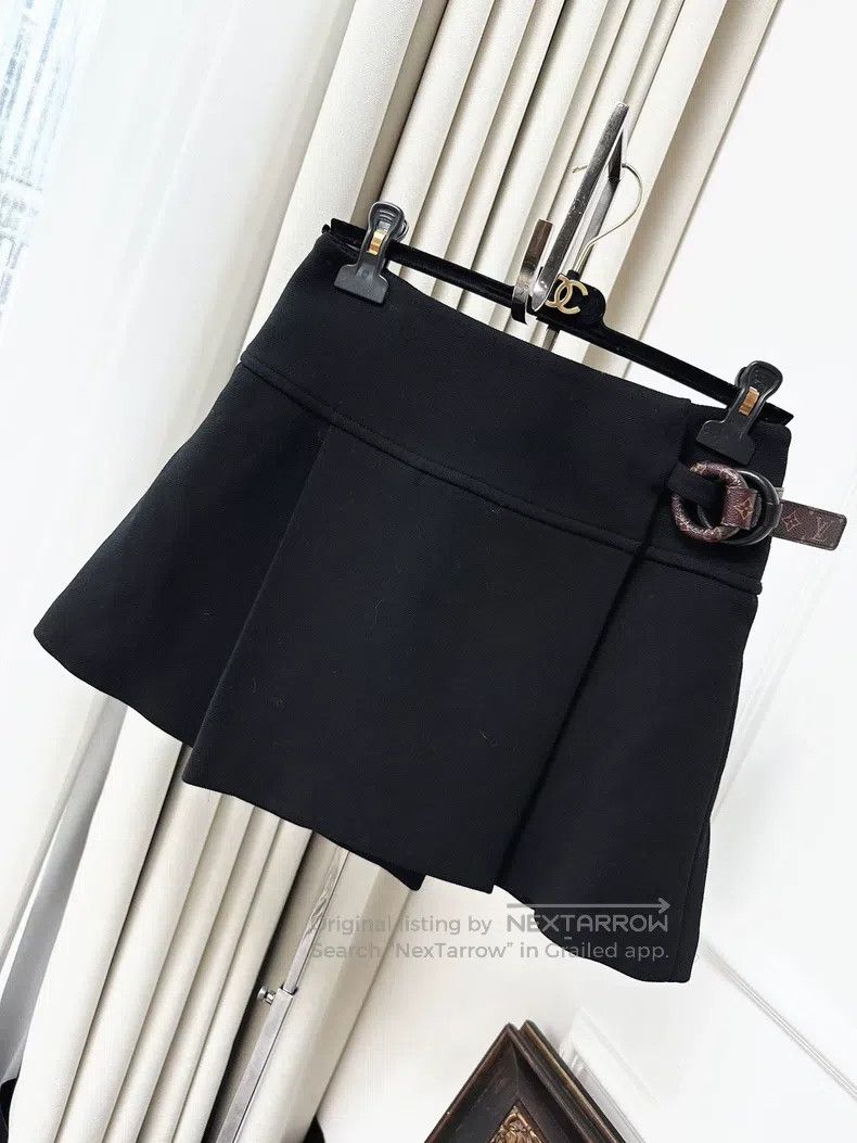 Louis Vuitton Louis Vuitton Black pleated patchwork button skirt Size 35" - 1 Thumbnail