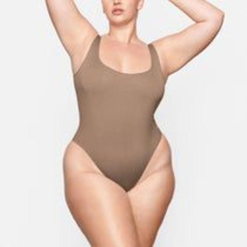 Designer CT1368a SKIMS ESSENTIAL SCOOP NECK BODYSUIT S/M DESERT Size S / US 4 / IT 40 - 1 Thumbnail