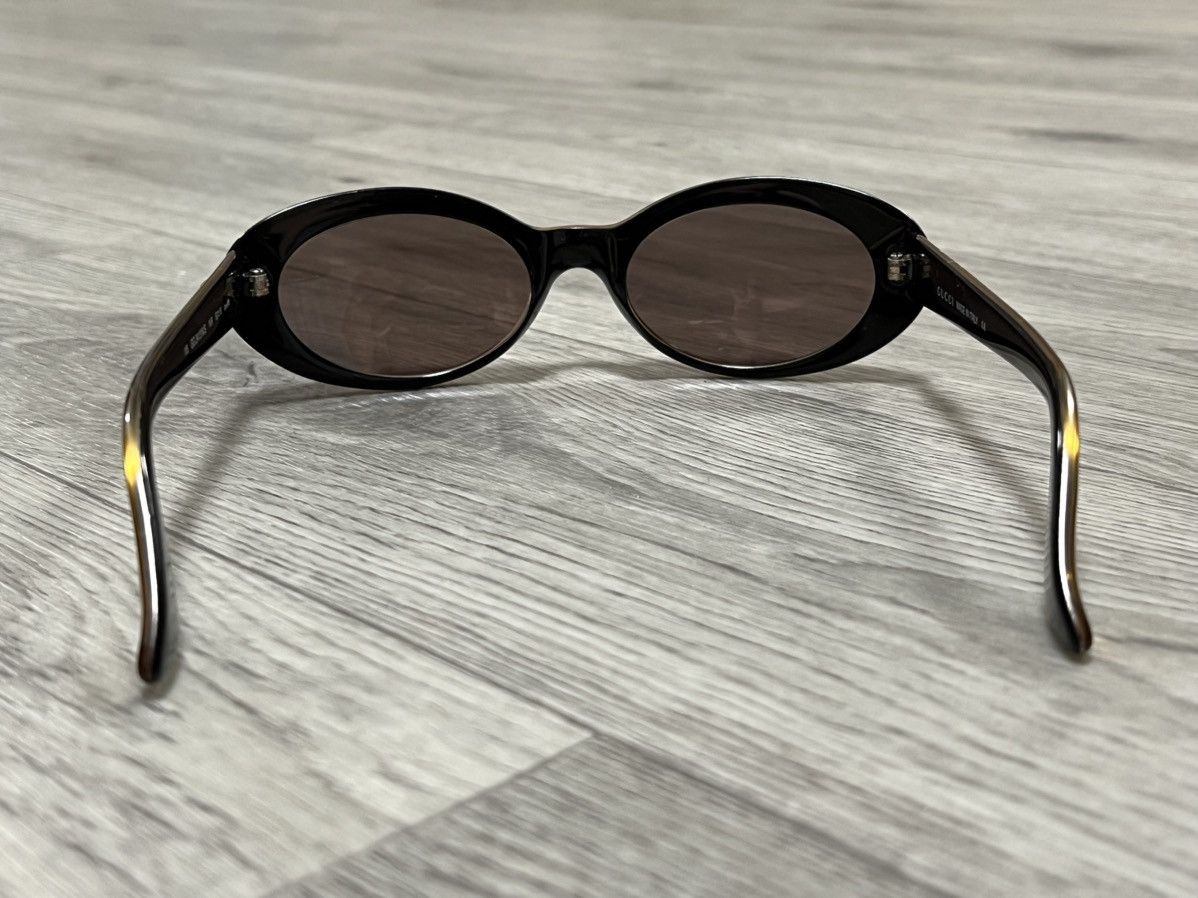 Vintage Gucci Vintage gold sunglasses with black inner temples Size ONE SIZE - 9 Thumbnail