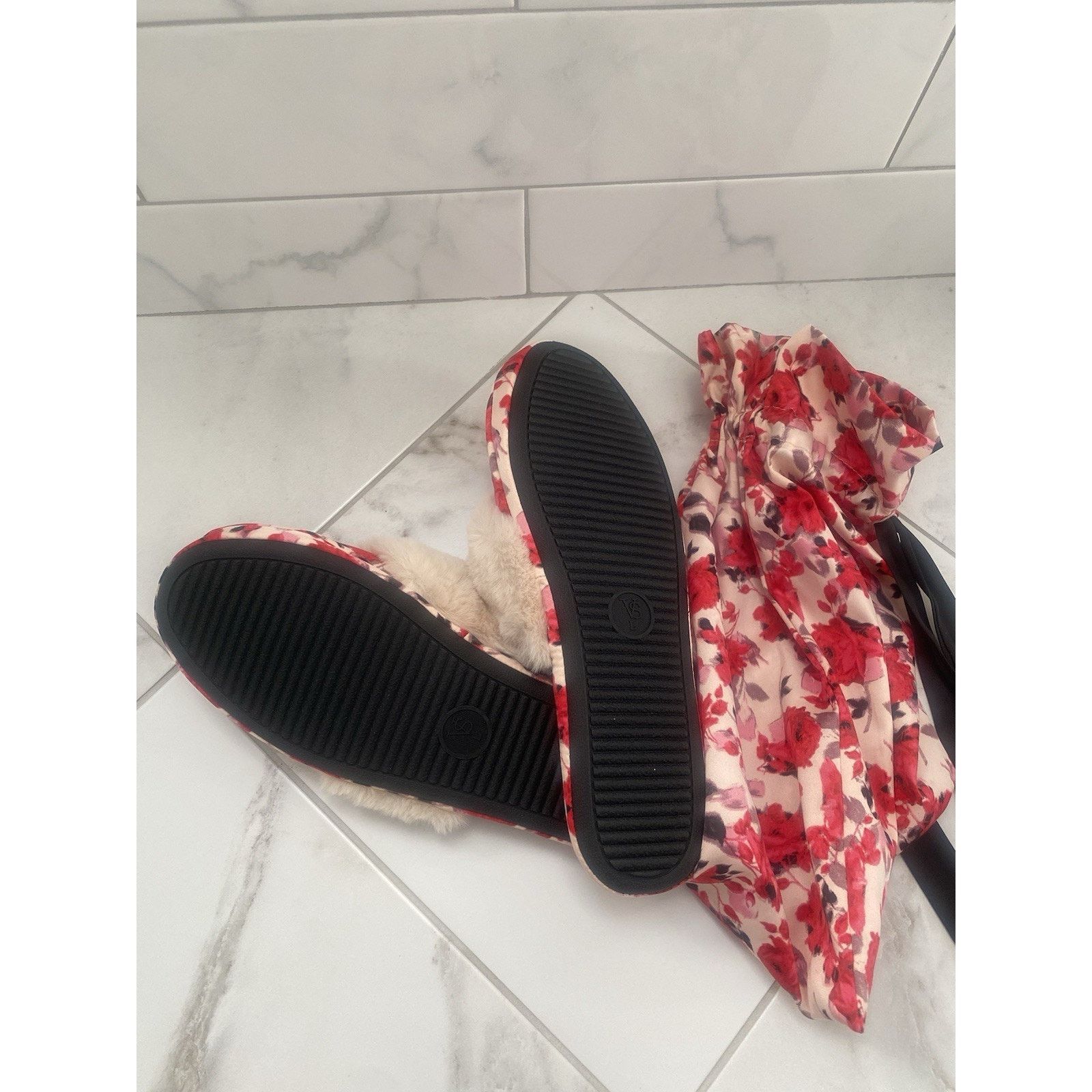 Victoria's Secret Victoria Secret women Slippers Sz Lg Roses NWT Size US 9 / IT 39 - 5 Thumbnail