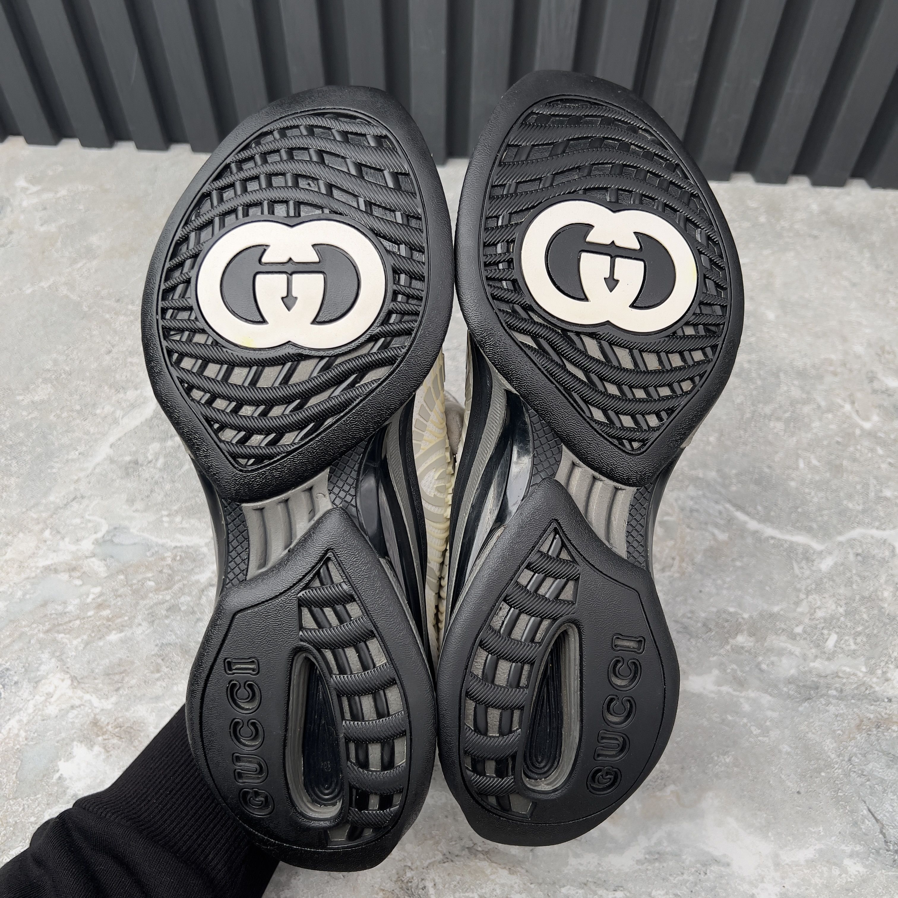 Gucci Gucci Run GG Monogram Sneakers White Yellow Fabric Size US 9 / IT 39 - 10 Thumbnail