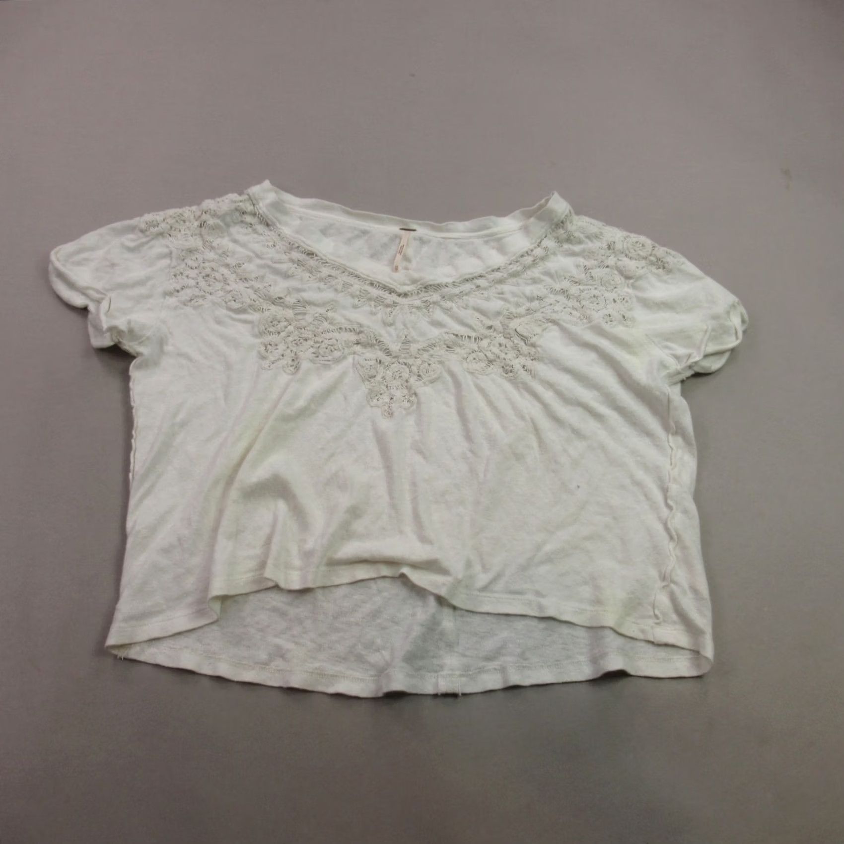 Free People Free People Shirt Womens XS Short Sleeve V Neck Lightweight White Casual Size XS / US 0-2 / IT 36-38 - 2 Thumbnail