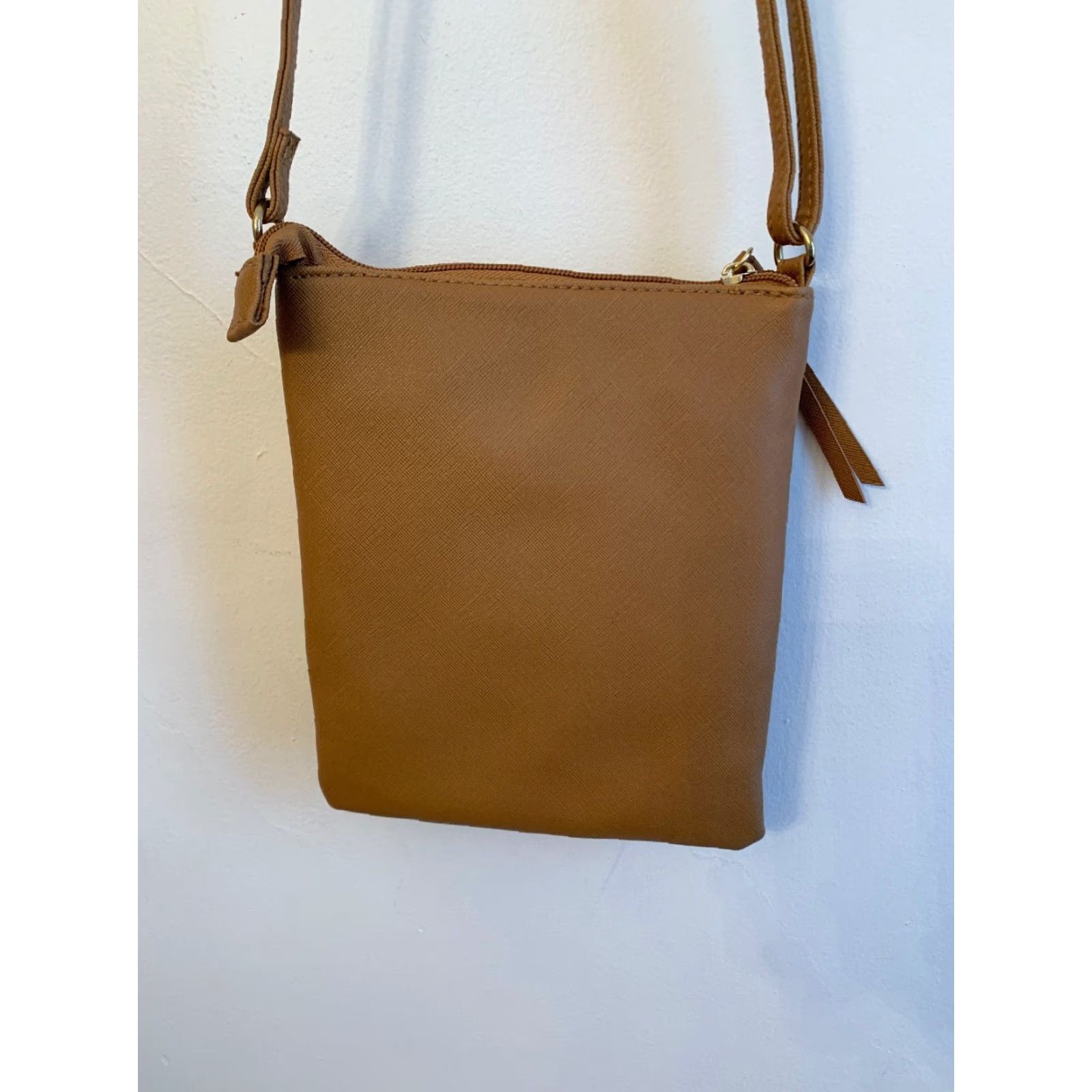 Vintage VINTAGE Light Brown Crossbody Handbag Faux Leather Goldtone Medallion Adjustable Strap Size ONE SIZE - 4 Thumbnail