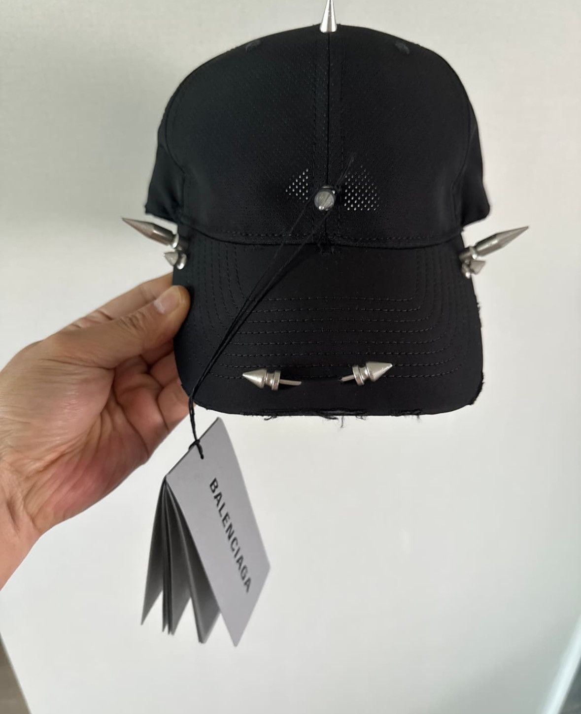 【BALENCIAGA】パンチング加工 Spike キャップ Perforated Spike Cap in Black | Balenciaga US