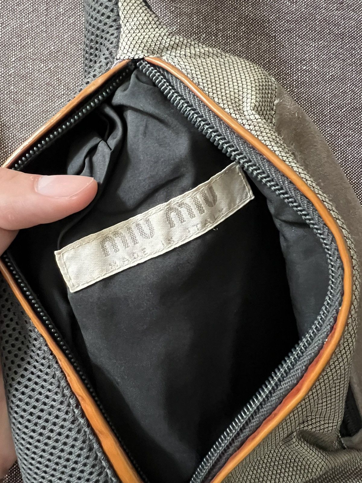 Miu Miu × Prada Miu Miu 1999 crossbody teardrop bag in grey Size ONE SIZE - 4 Thumbnail