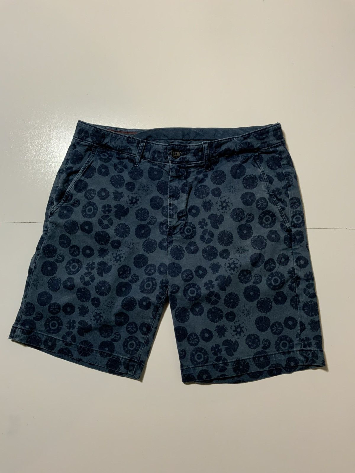 AG Adriano Goldschmied AG Adriano Goldschmied Peace Sign AOP Blue Chino Shorts Size US 33 - 1 Thumbnail