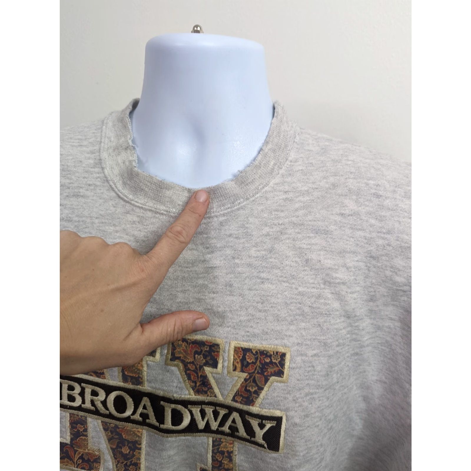 Hanes VINTAGE 90s New York City NY Broadway Sweatshirt Gray USA Hanes XL Crewneck Pullover Men Grade A Pit to Pit 26 Length 29 Size US XL / EU 56 / 4 - 3 Thumbnail