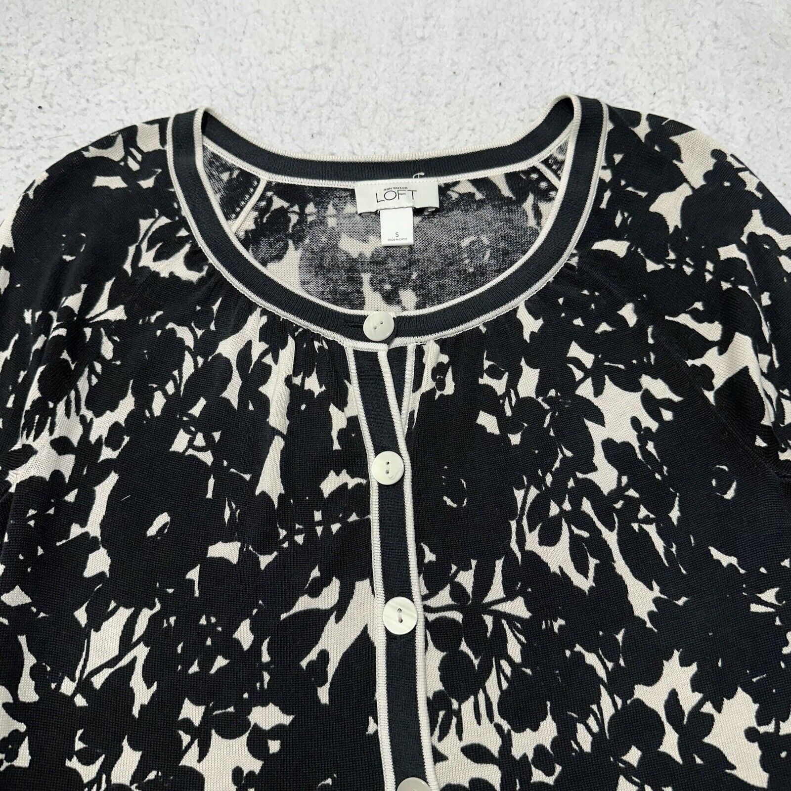 Loft LOFT Small Black Floral Button Front Cardigan Sweater Silk Size S / US 4 / IT 40 - 2 Thumbnail