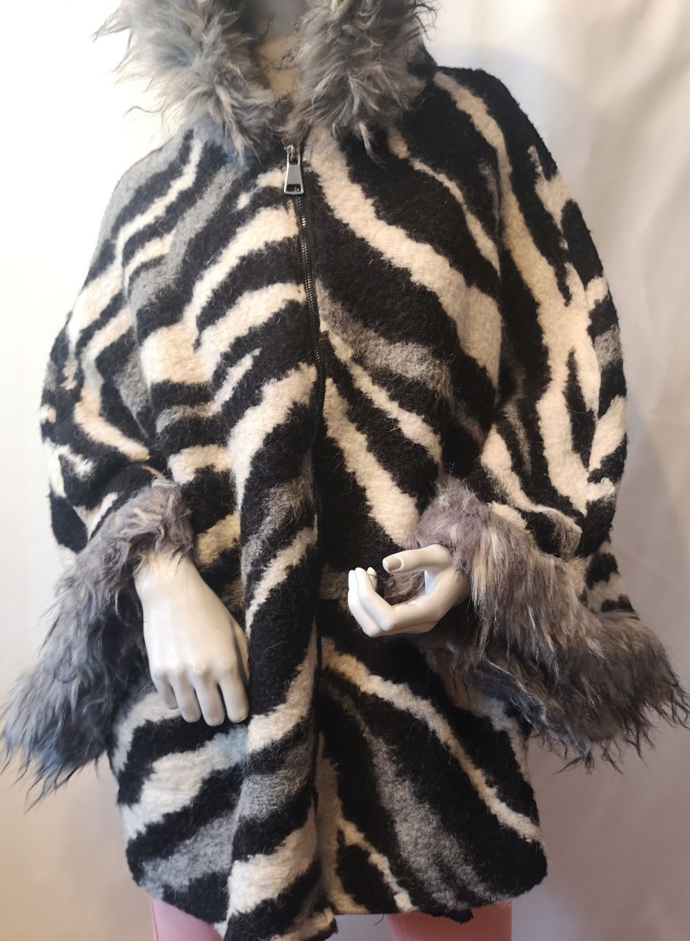image of Italian Designers Womens Elegant Cape Coat Size M in Black/White