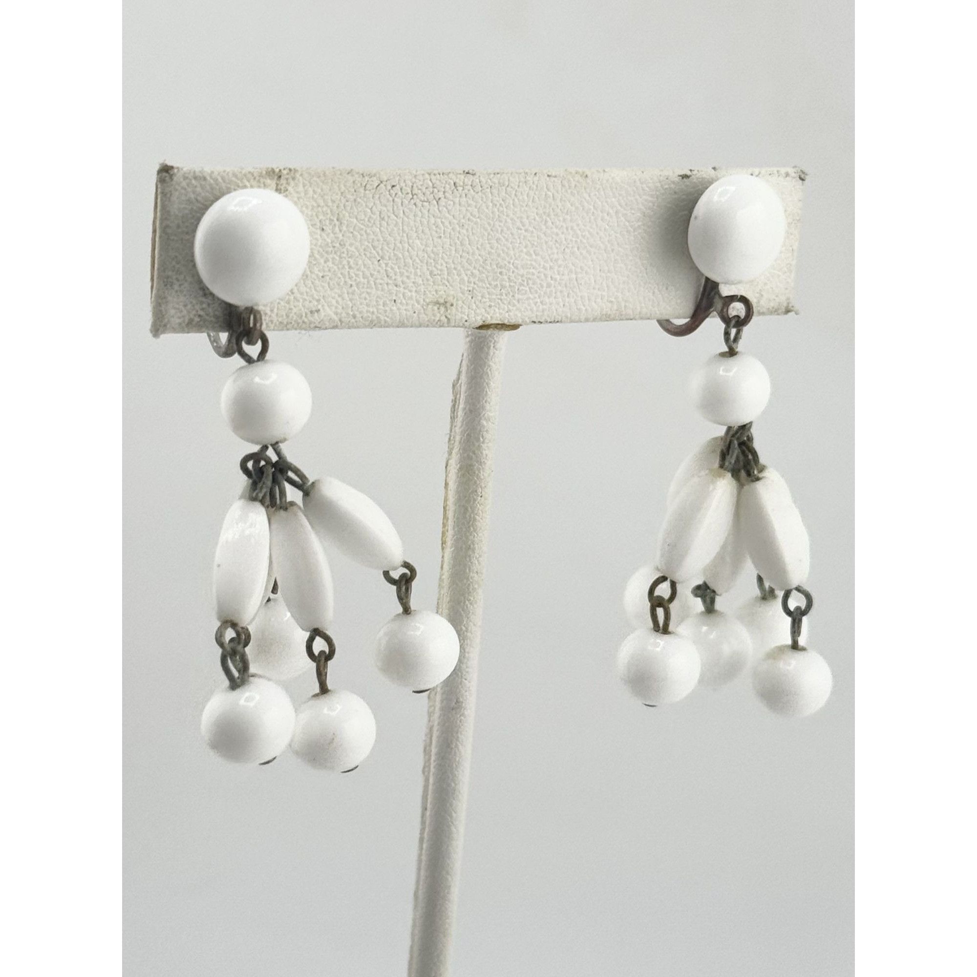 Vintage vintage white milk glass tassel screw back earrings Size ONE SIZE - 4 Thumbnail