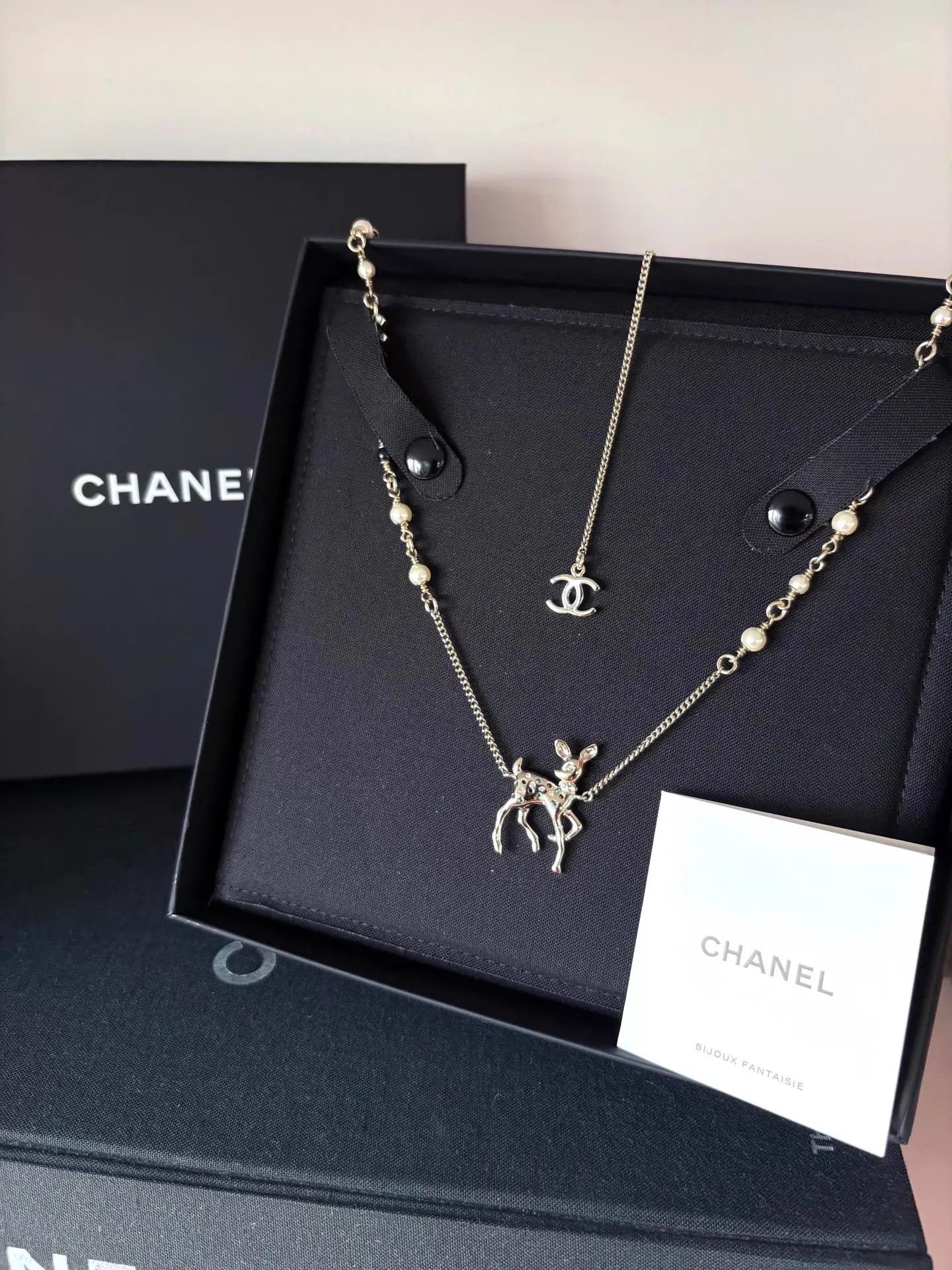 Chanel Chanel 2025 Xmas Limited Deer Pearl Necklace Size ONE SIZE - 1 Thumbnail