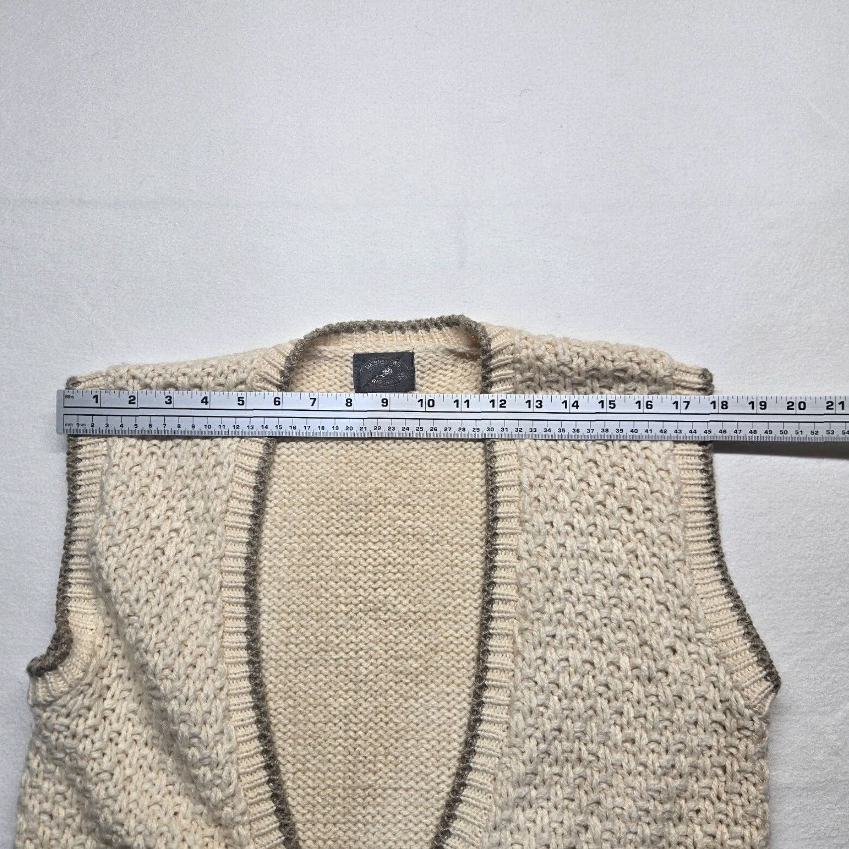 Vintage VINTAGE Designers Originals Tan Sweater Vest Brown Floral Crochet Hem Adult Women Medium Vest Size M / US 6-8 / IT 42-44 - 4 Thumbnail