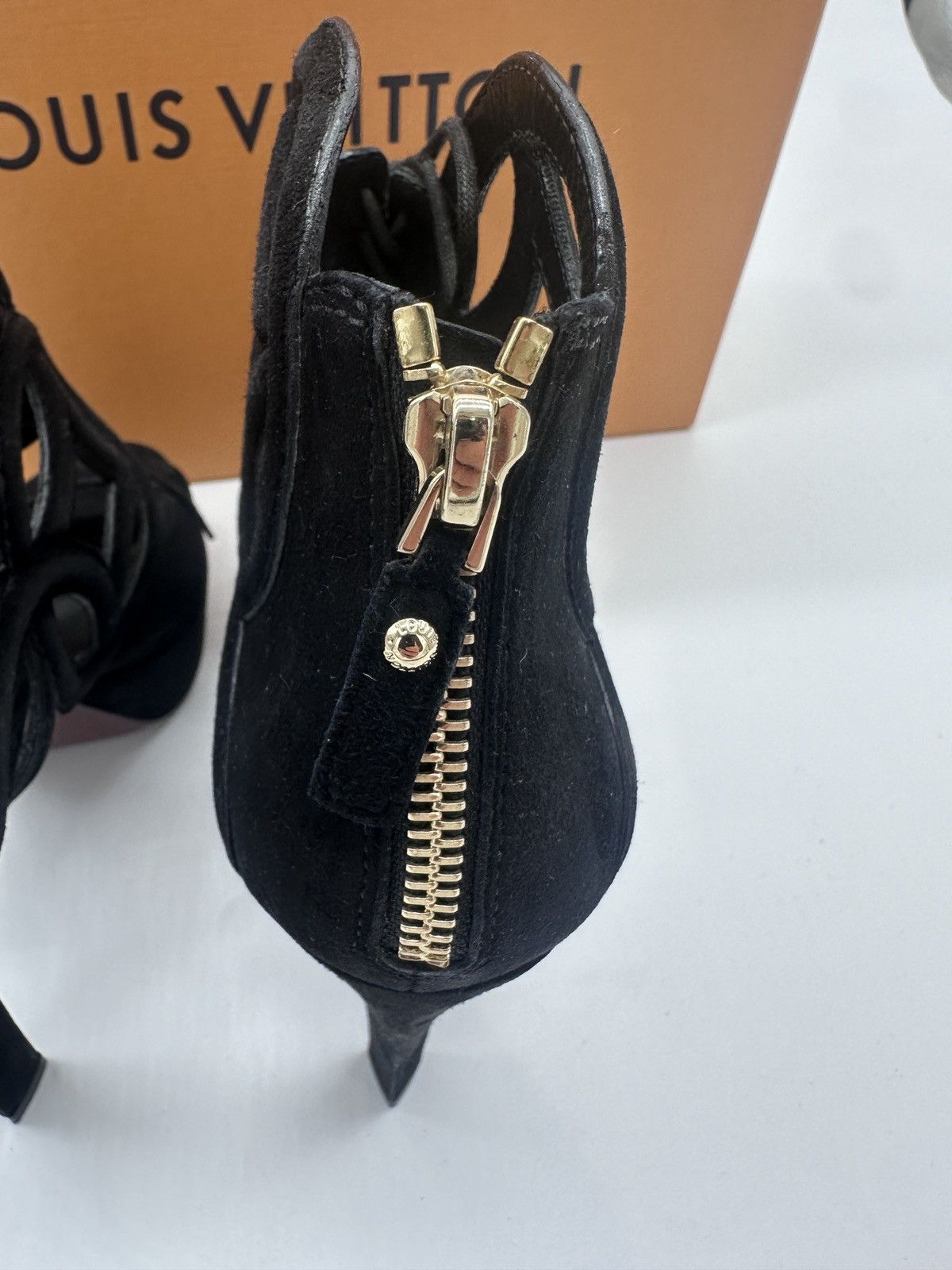 Louis Vuitton Louis Vuitton Suade Pumps Heels Size 38 LV 8 US Size US 8 / IT 38 - 5 Thumbnail