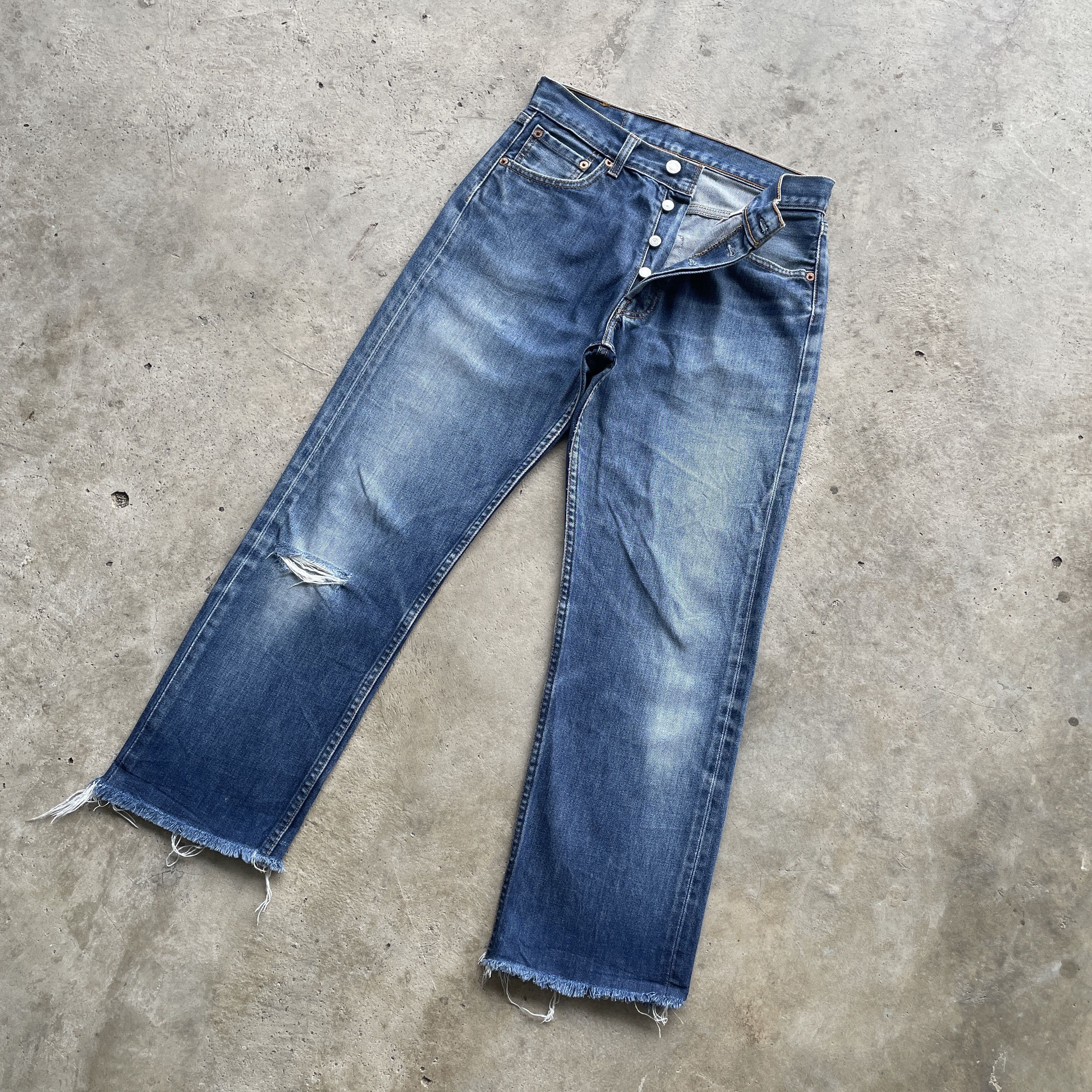 Levi's VINTAGE LEVI’S 501 RELEASE HEM DISTRESSED FADED JEANS PANTS Size US 28 / EU 44 - 2 Thumbnail