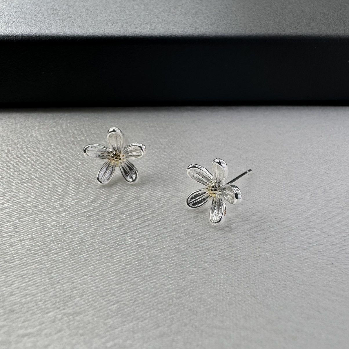 Designer Small Flower Stud Earrings for Women Size ONE SIZE - 2 Thumbnail