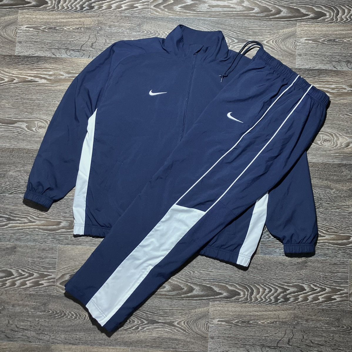 Nike Vintage NIKE Embroidered Mini Swoosh Baggy Fit Tracksuit Size US XL / EU 56 / 4 - 1 Thumbnail