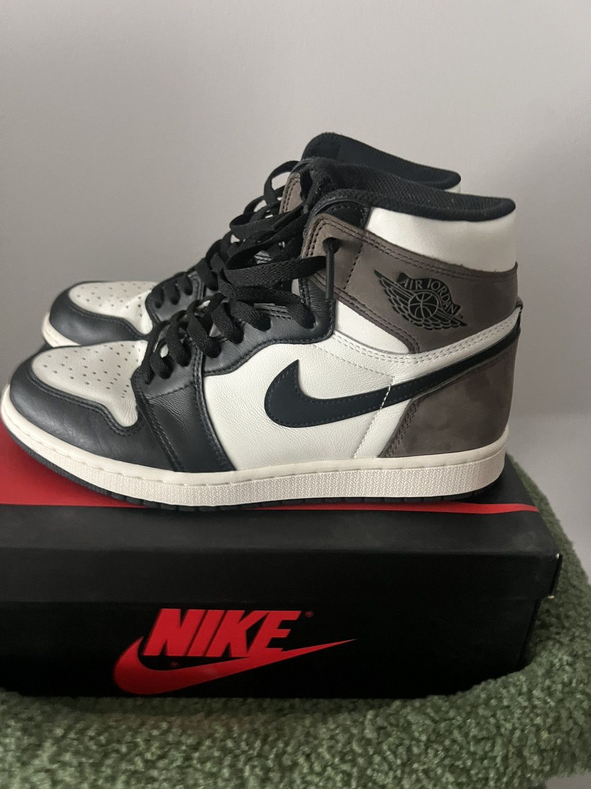 Nike Jordan 1 Dark Mocha 9.5 Size US 9.5 / EU 42-43 - 1 Thumbnail