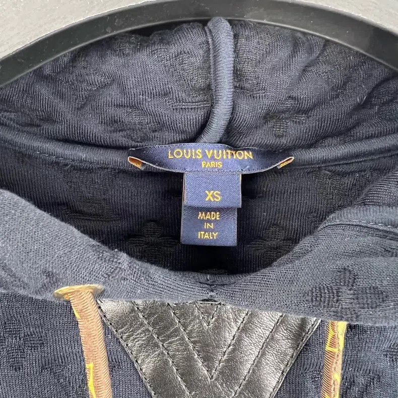 Louis Vuitton Louis Vuitton Navy embossed dark print full-print sweatshi Size XS / US 0-2 / IT 36-38 - 3 Thumbnail