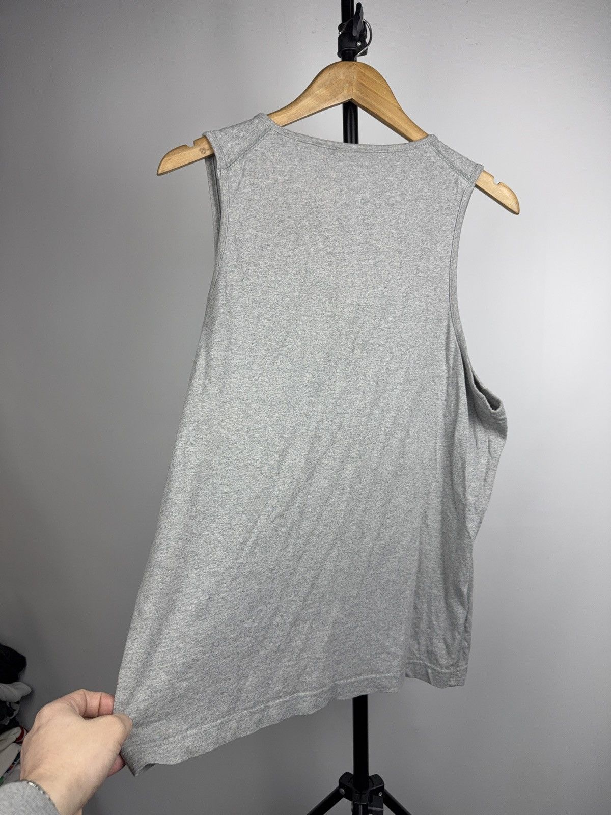 Nike 00s Vintage Nike Minimalist Sleeveless Tank Top Grey Swoosh Size US L / EU 52-54 / 3 - 12 Thumbnail
