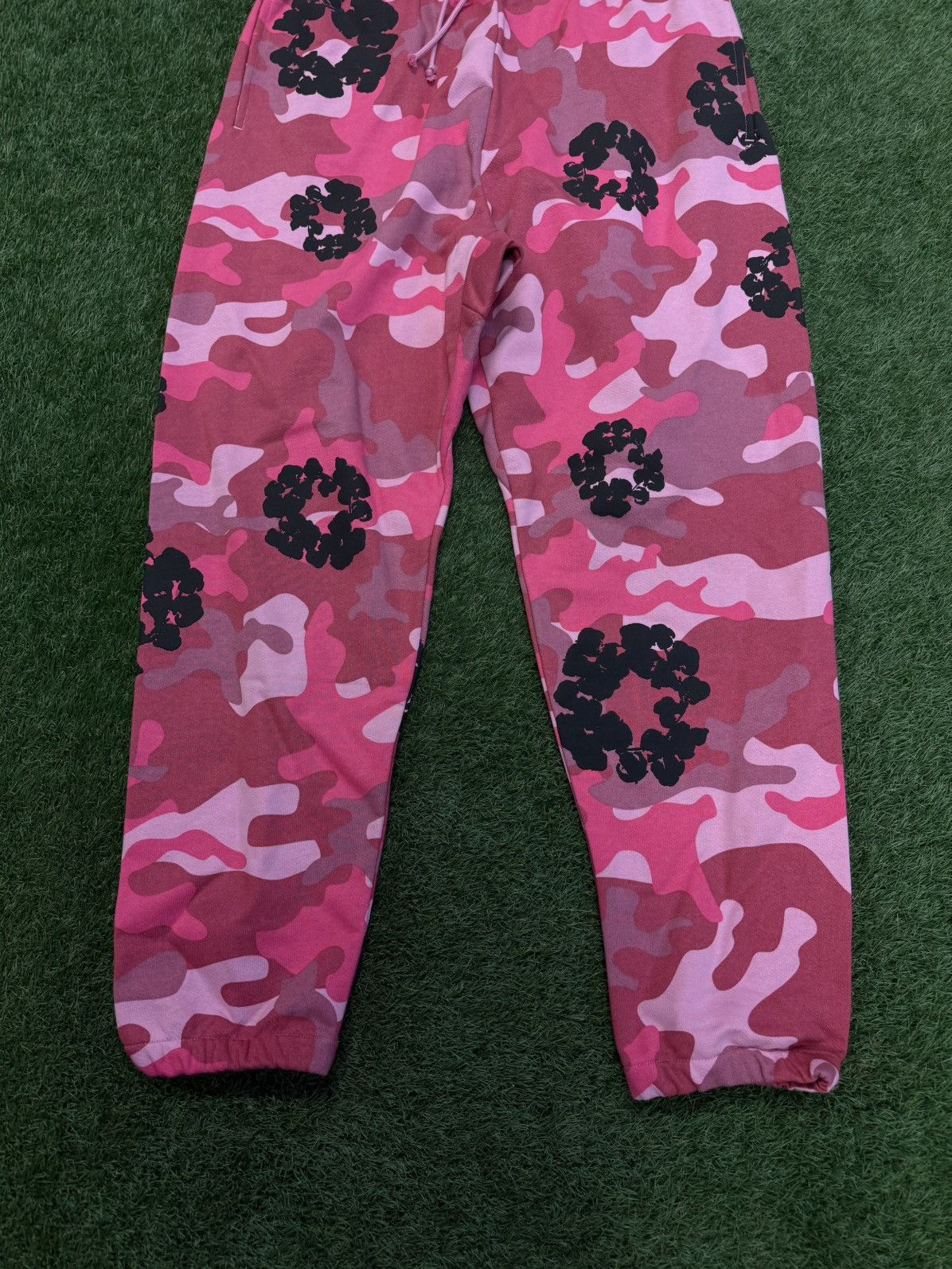 DENIM TEARS Denim Tears Cotton Wreath Pink Camo Sweatpants XXL (NEW) Size US 36 / EU 52 - 2 Thumbnail