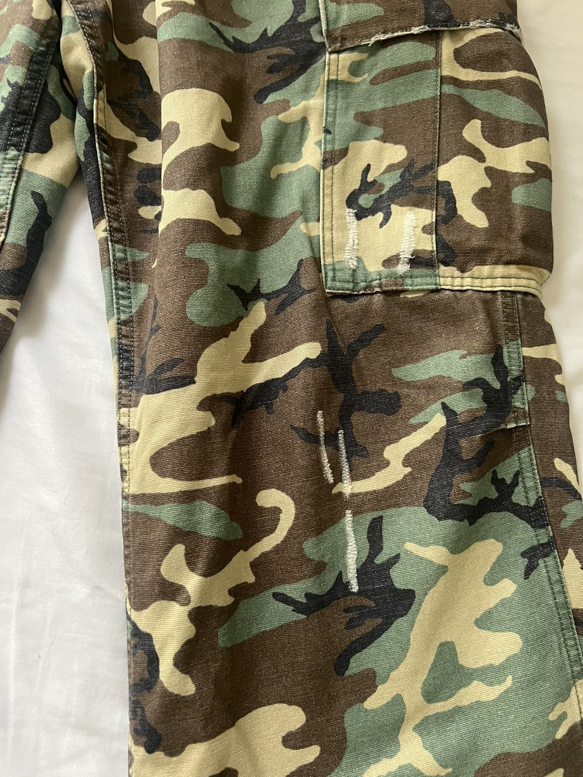 【M】 ERL CAMO CARGO PANTS WOVEN ERL Unisex Camo Cargo Pants Woven in Green Camo | FWRD