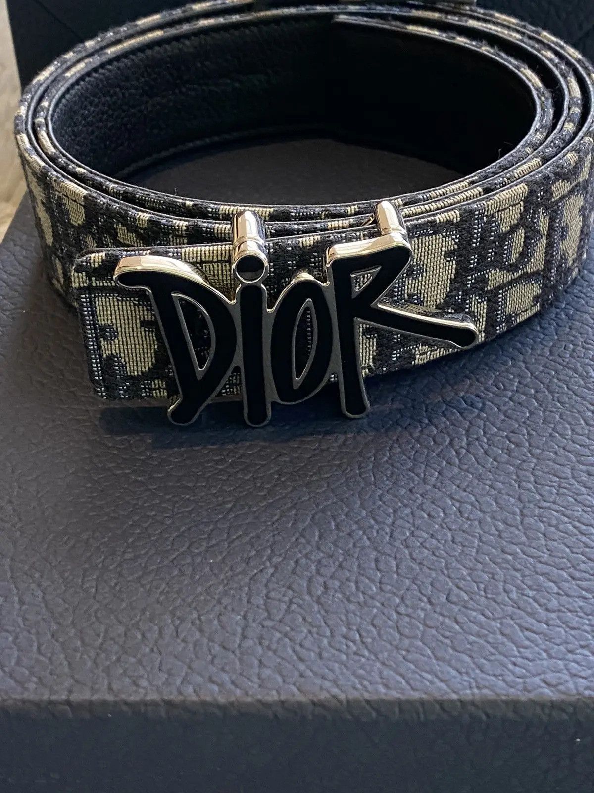 ディオール × ショーンステューシー ロゴ バックル レザー ベルト ブラック ディオールがステューシー創業者ショーン・ステューシーとコラボ