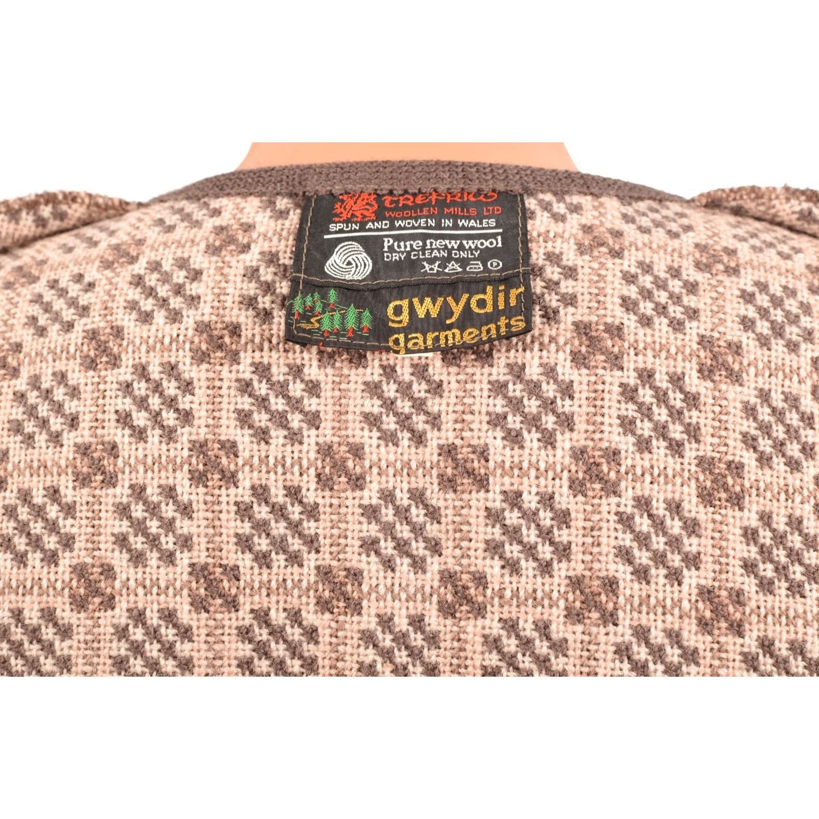 Vintage Trefriw Woollen Mills Ltd Gwydir Garments Wool Vest Gilet Size 20 Brown Women Wool Vest Gwydir Garments Vintage Knit Wool Vest 20 Womens Brown Size 3XL / US 20-22 - 6 Thumbnail
