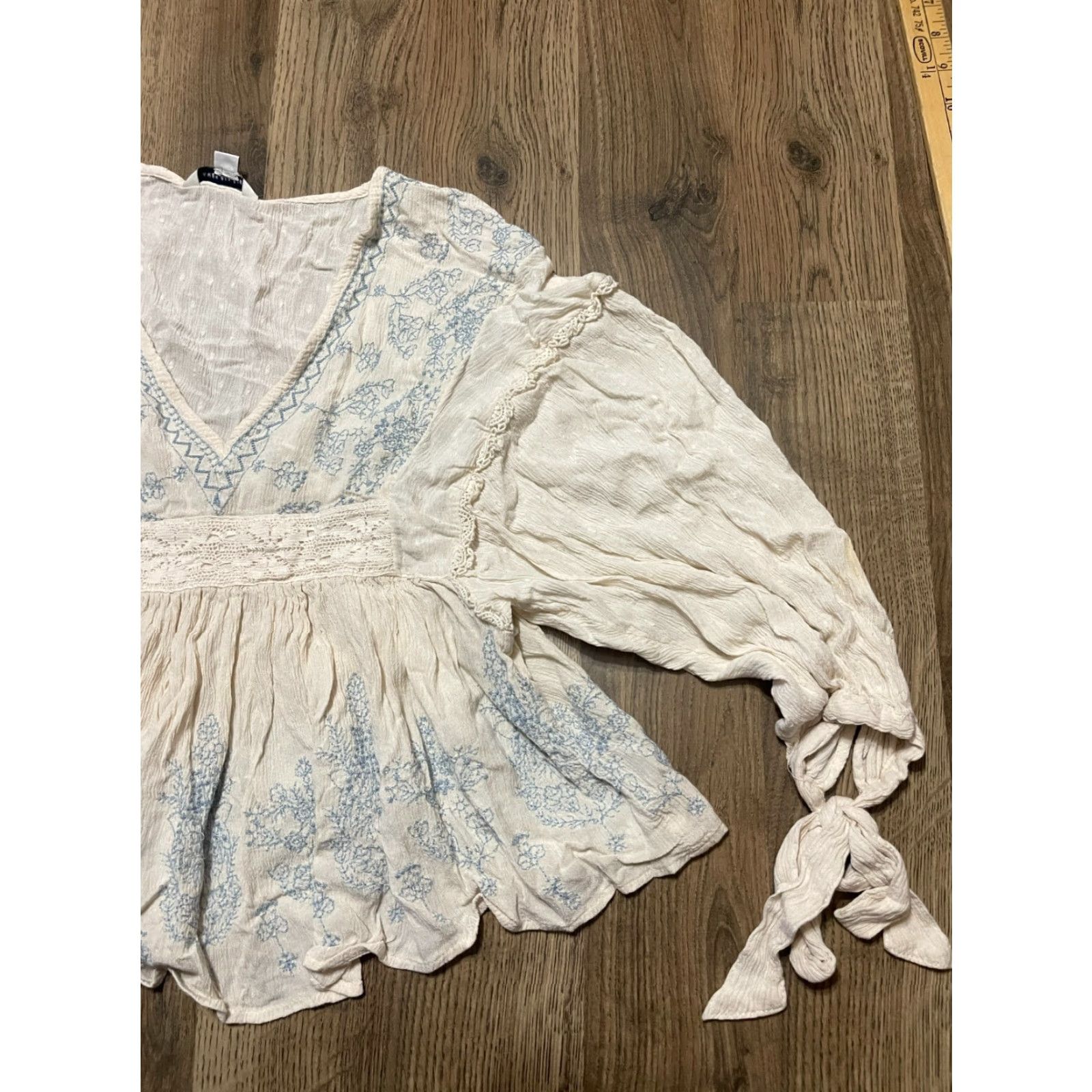 American Eagle Outfitters American Eagle Shirt Women's Small Beige Blue V-neck 3/4 Sleeve Tie Sleeve Size S / US 4 / IT 40 - 4 Thumbnail