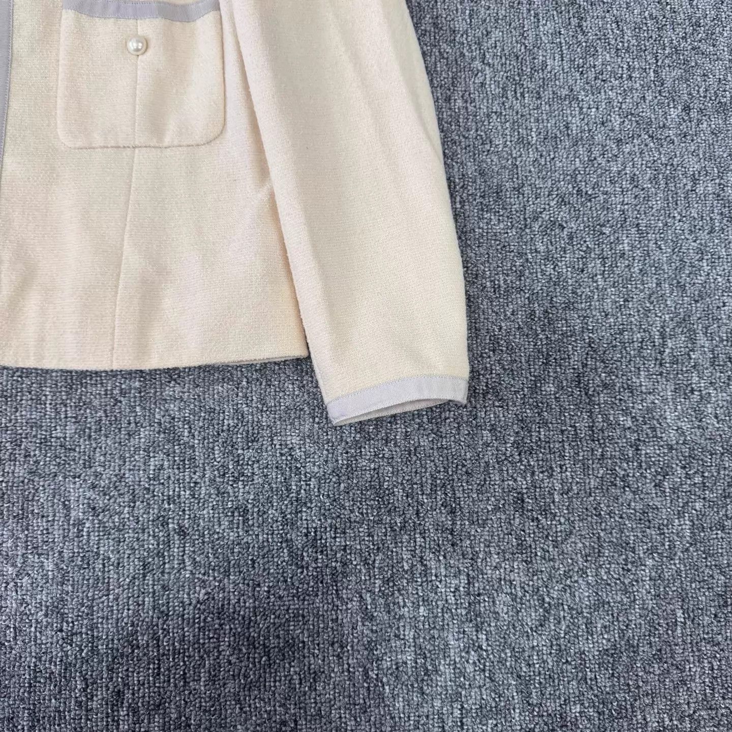 Chanel Chanel Women's Pearl Button Cream Jacket Size 40 Size M / US 6-8 / IT 42-44 - 4 Thumbnail