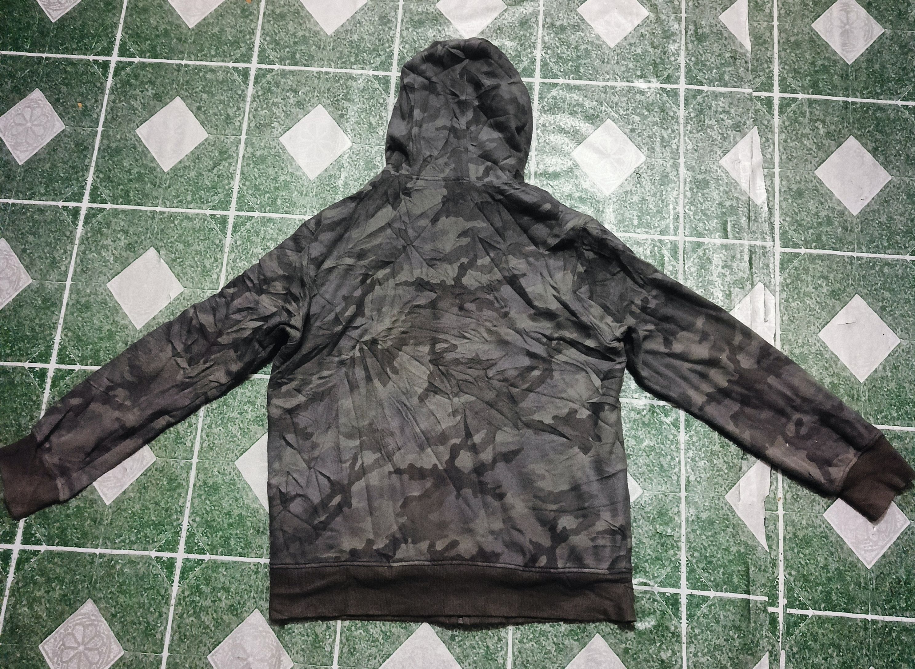 Uniqlo Uniqlo camo hooded Zipper Size US L / EU 52-54 / 3 - 8 Thumbnail
